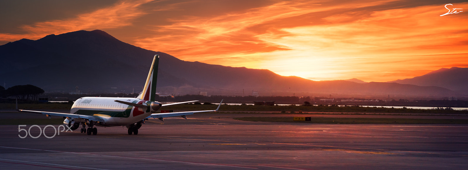 AF Nikkor 180mm f/2.8 IF-ED sample photo. Alitalia embraer at sunset on cagliari elmas airport photography