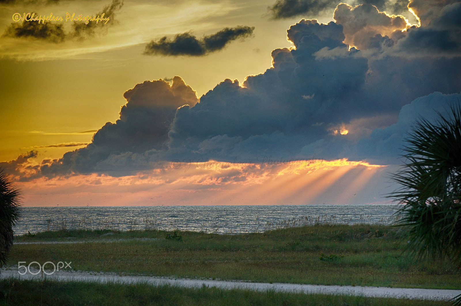 Sony Alpha NEX-5T + Sony E 55-210mm F4.5-6.3 OSS sample photo. Colorful ocean sunset photography