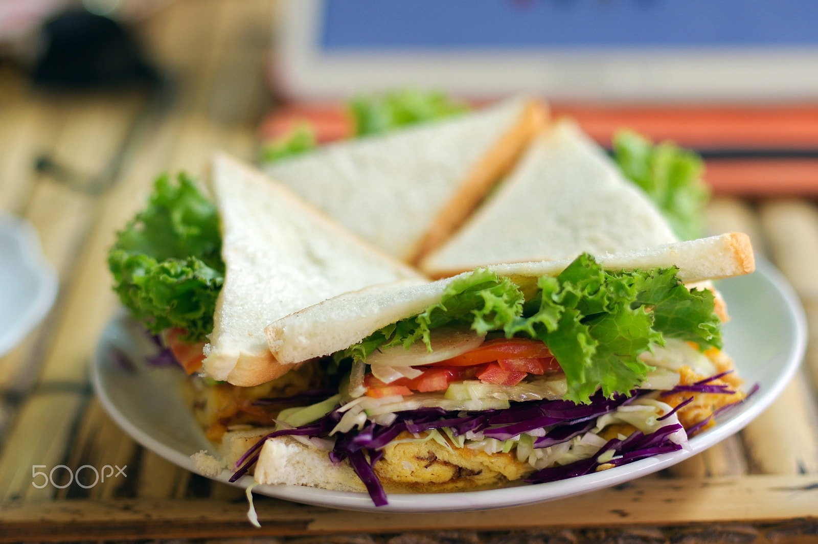 Pentax K-3 + Pentax smc DA* 55mm F1.4 SDM sample photo. Vegetable triangle sandwiches and crisps on a wooden table in  r photography