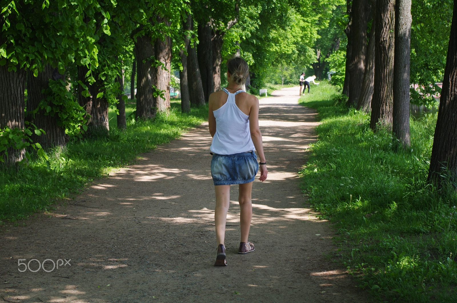 Pentax K-7 + smc PENTAX-DA L 18-55mm F3.5-5.6 sample photo. Beautiful young woman walking in summer park photography