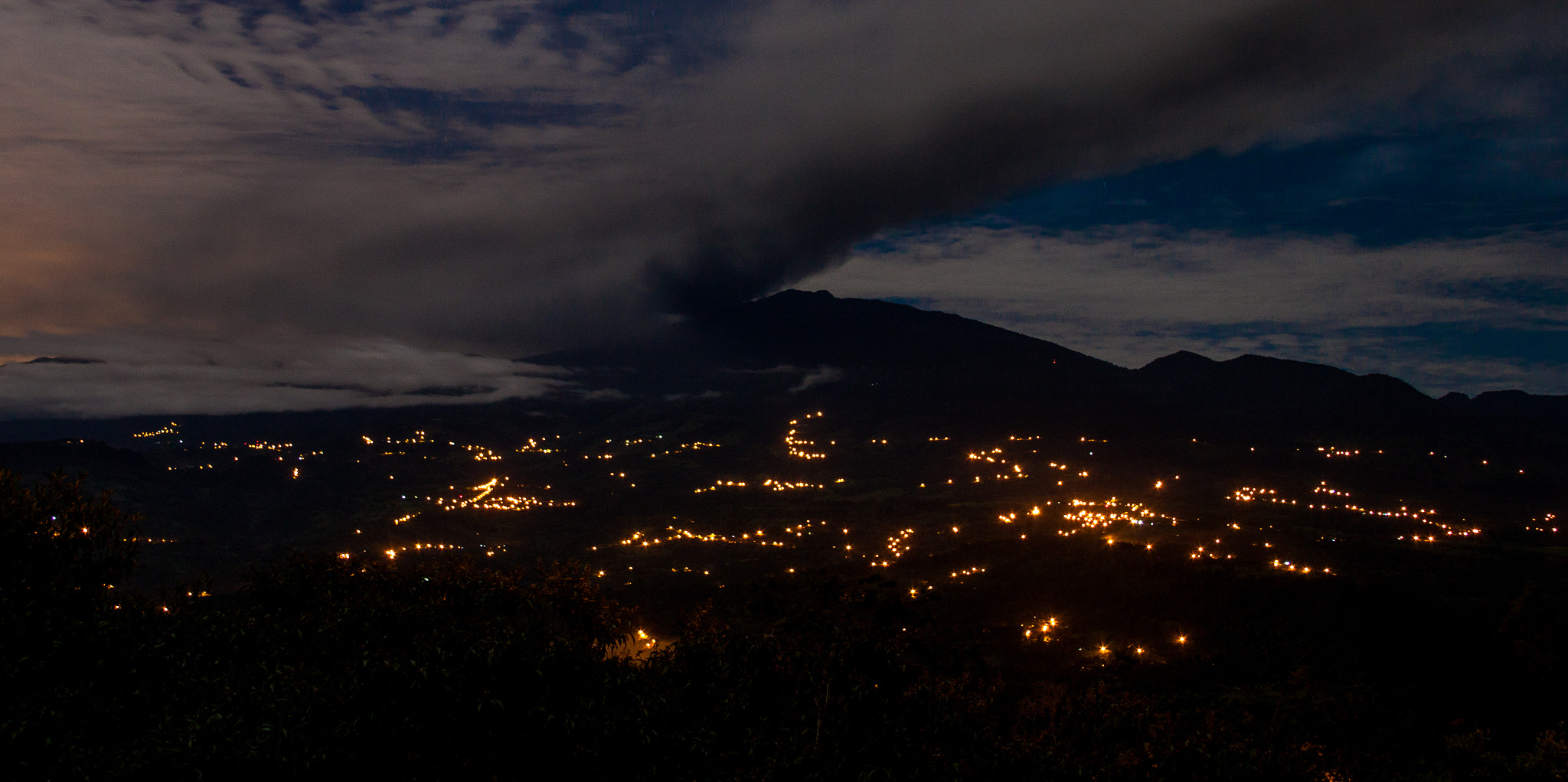 Canon EF 28-135mm F3.5-5.6 IS USM sample photo. Turrialba volcano at night photography