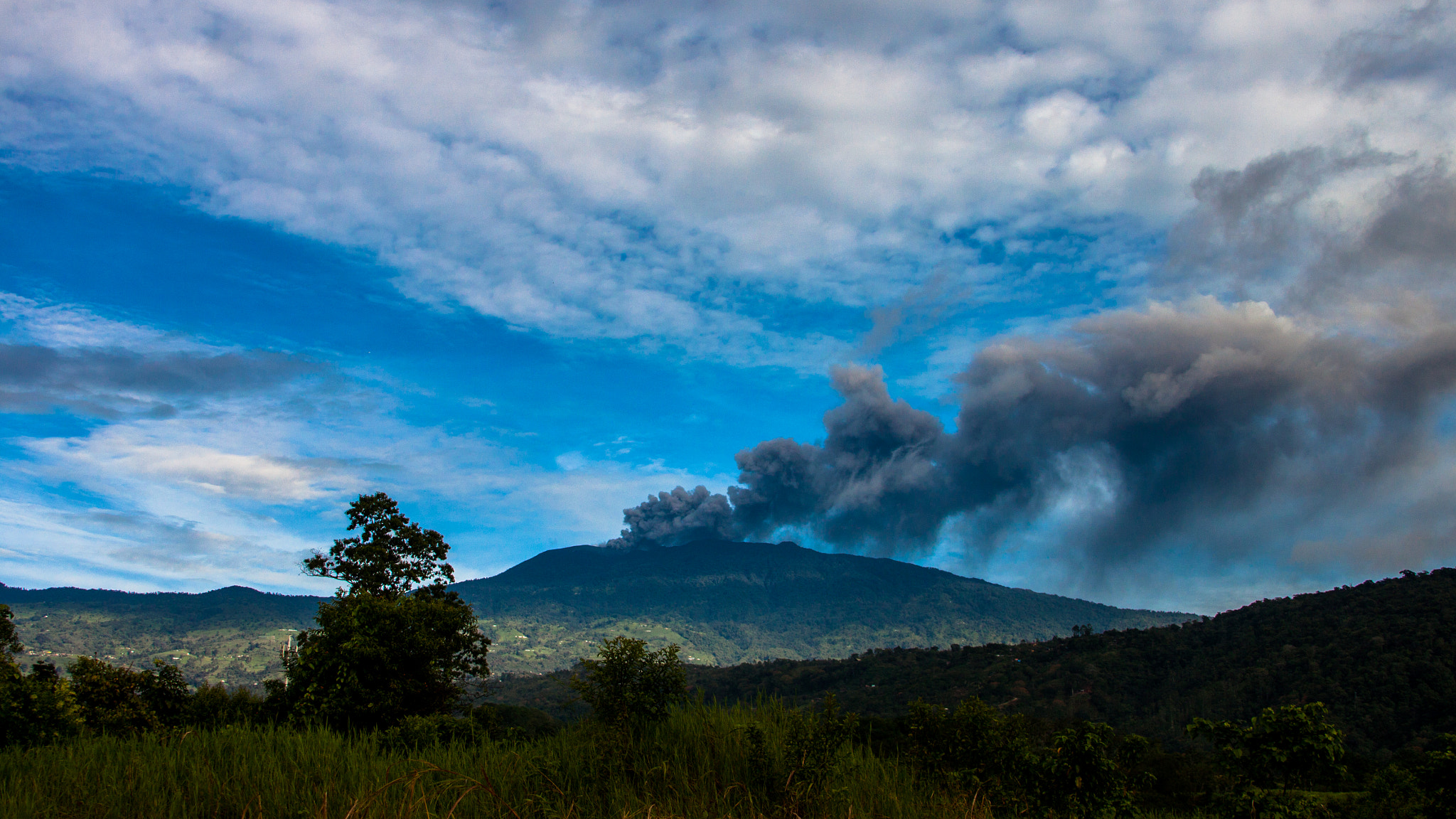 Canon EF 28-135mm F3.5-5.6 IS USM sample photo. Eruption october 18th photography