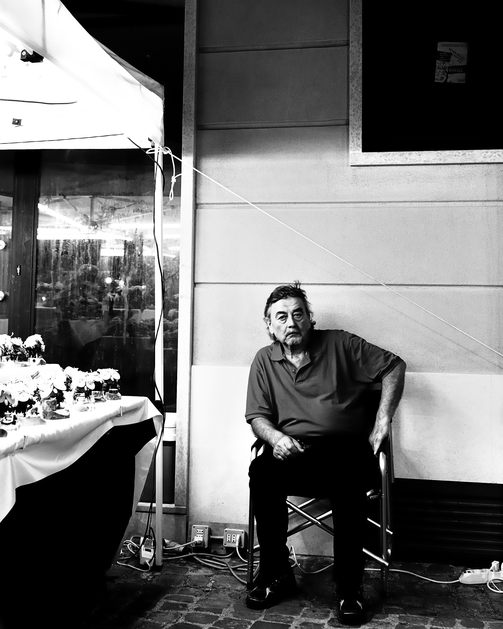 Nikon AF-S Nikkor 35mm F1.8G ED sample photo. Senigallia agosto uomo su sedia photography