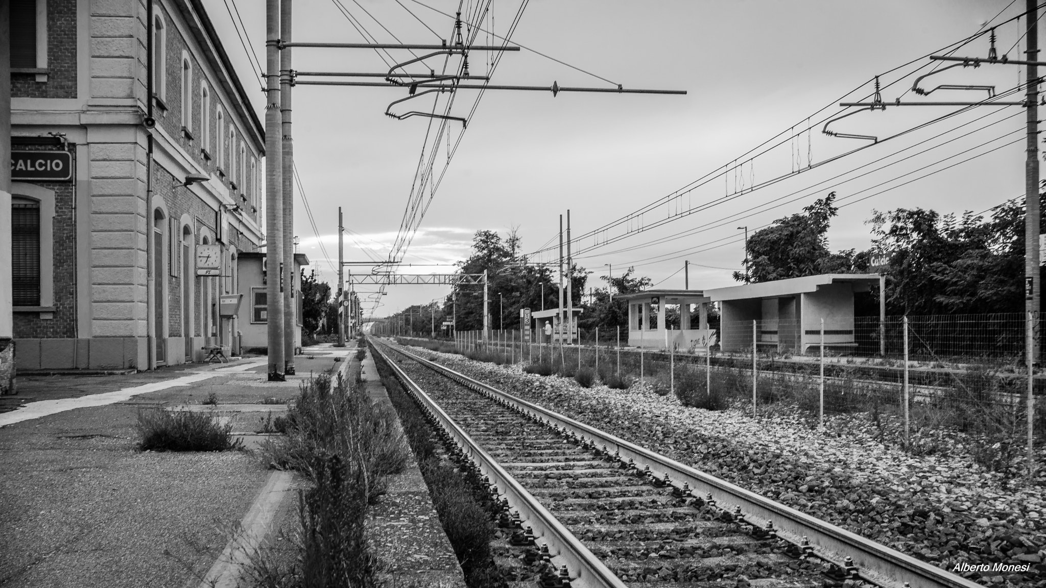 Nikon D600 + Nikon AF-S DX Nikkor 35mm F1.8G sample photo. Railway station photography