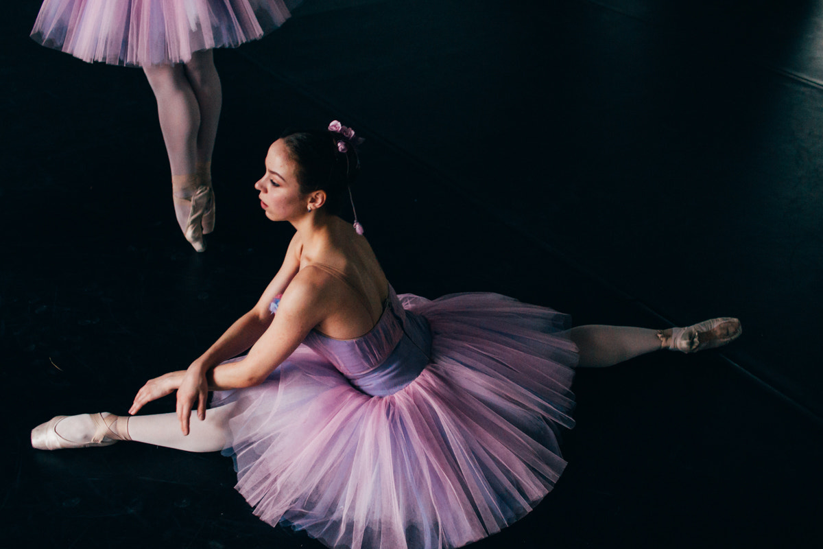 Sony a99 II + DT 30mm F1.4 sample photo. Violet dance photography