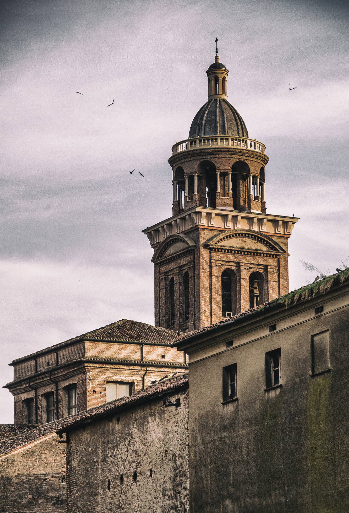 Canon EOS 100D (EOS Rebel SL1 / EOS Kiss X7) sample photo. Tower from the cultural city of mantua, italy photography