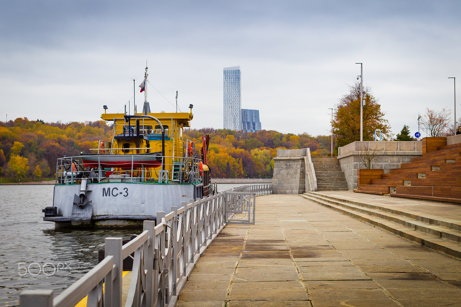 Canon EOS-1D Mark IV + Canon EF 50mm F1.2L USM sample photo. Beautiful autumn moscow, moscow river and boat. photography