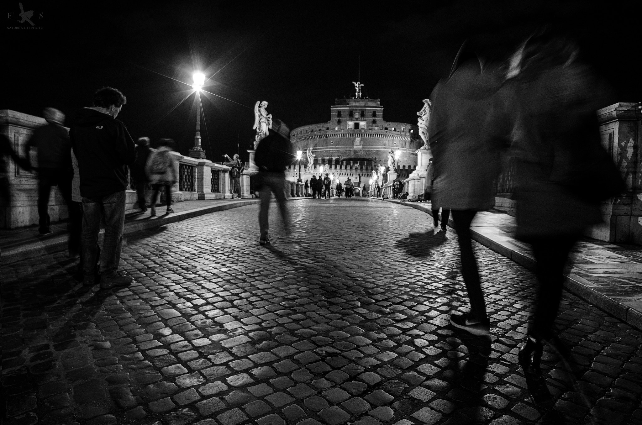 Samyang 14mm F2.8 ED AS IF UMC sample photo. Walking photography