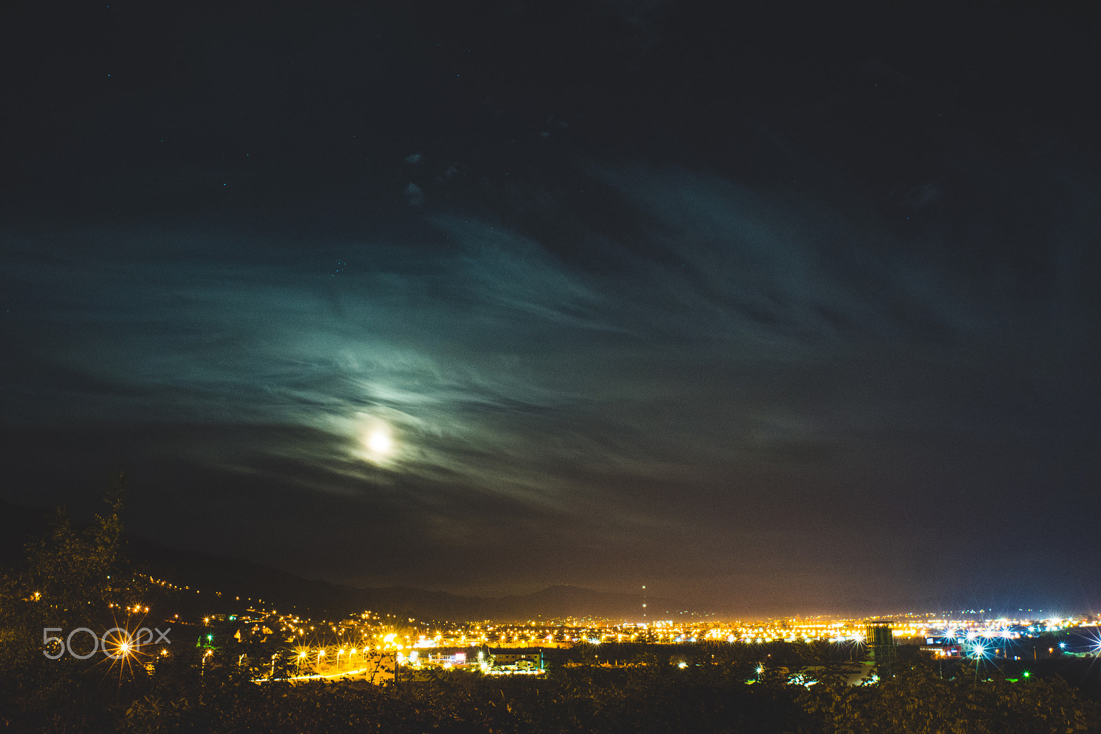 Nikon D7200 + Nikon AF Nikkor 20mm F2.8D sample photo. The moon is watching photography