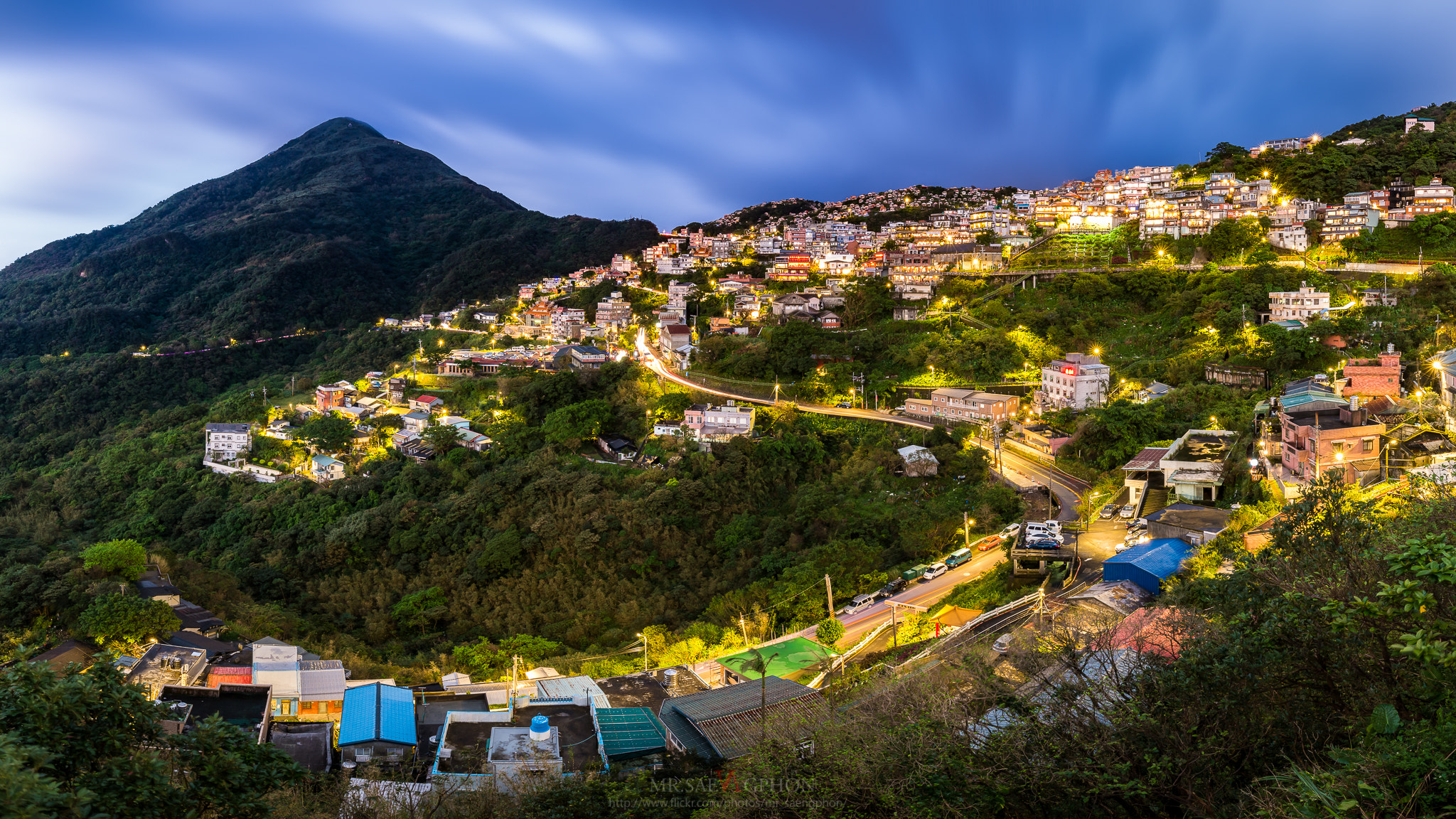 Canon EF 16-35mm F4L IS USM sample photo. Jiufen village photography