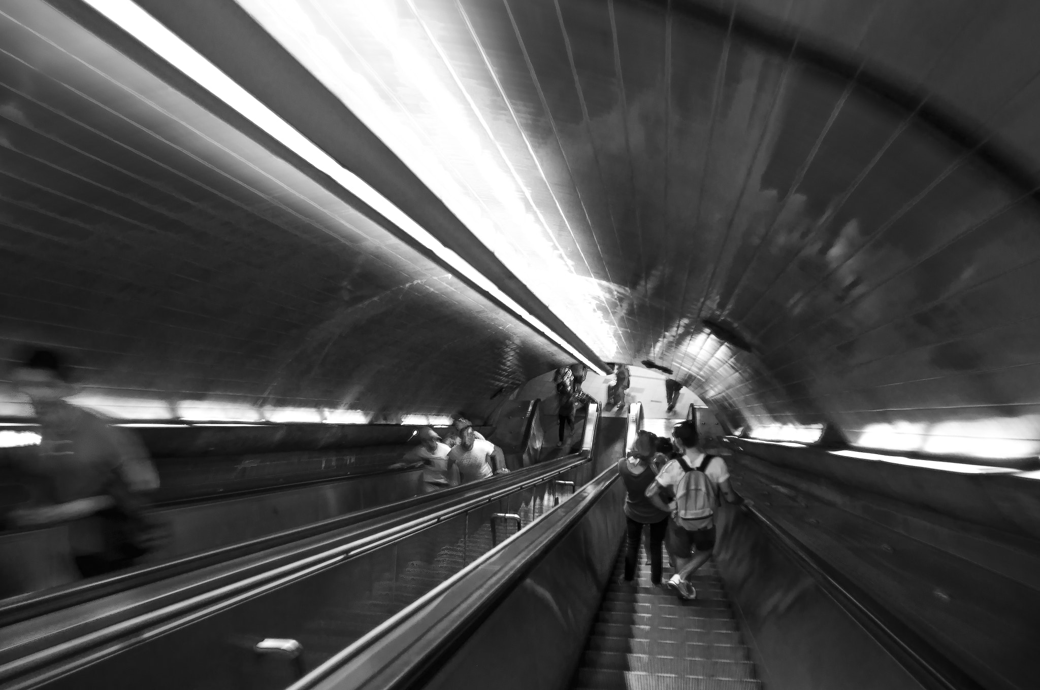 Nikon D90 + Nikon AF Nikkor 20mm F2.8D sample photo. Metro - lisboa photography