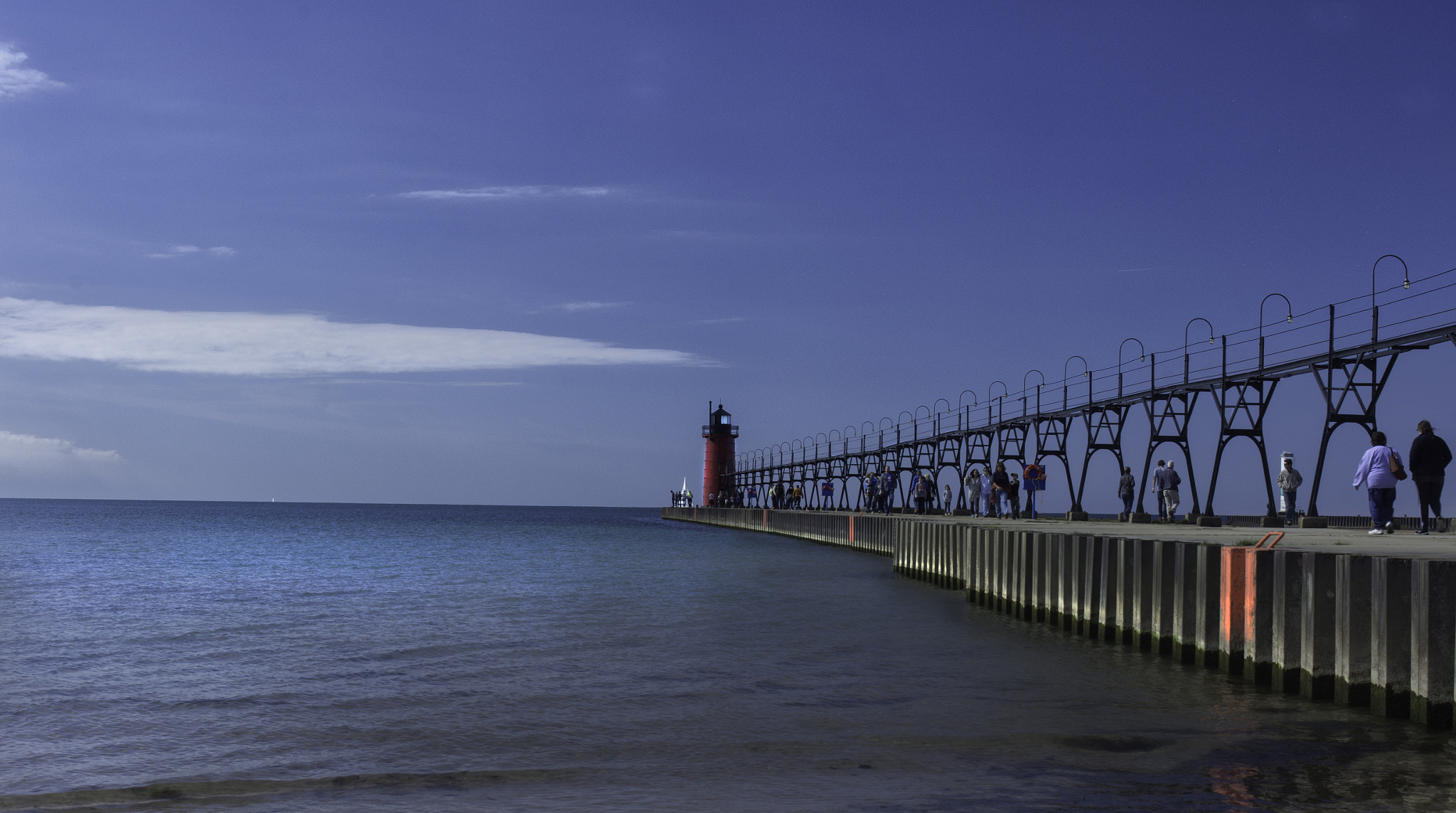 Sony Alpha DSLR-A580 + Sony DT 35mm F1.8 SAM sample photo. Light house in south haven, mi photography