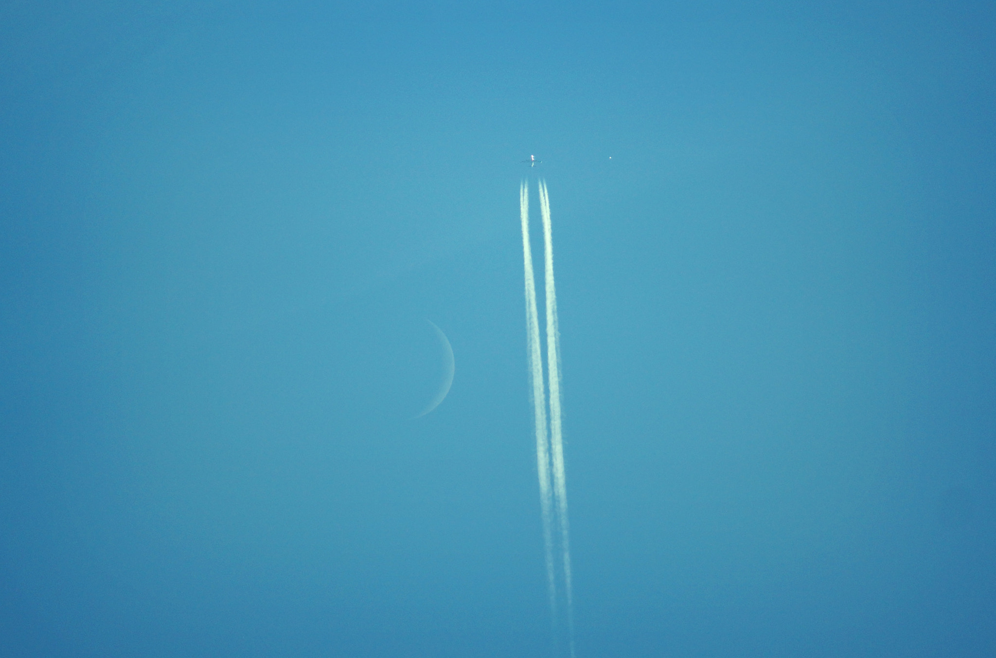 Sony SLT-A77 + Minolta AF 70-210mm F4 Macro sample photo. Airplane and moon photography