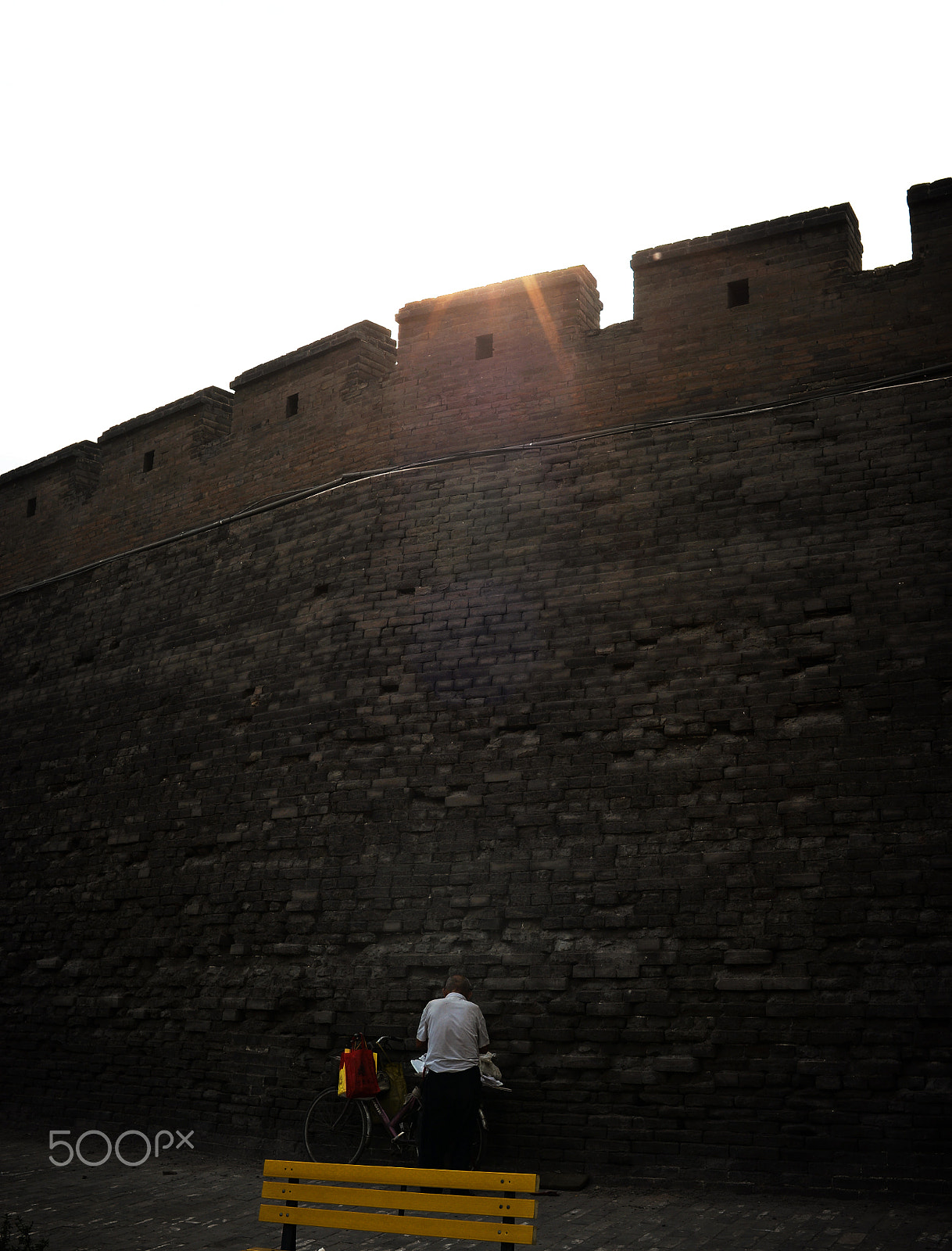 Nikon Df + Nikon AF Nikkor 35mm F2D sample photo. 平遥古城墙下的老人 photography