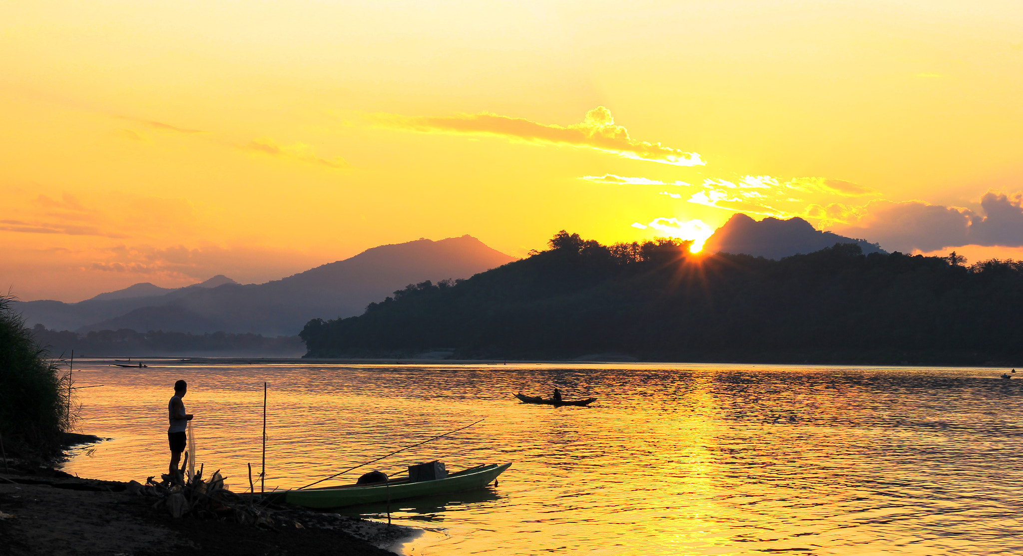 Canon EOS 550D (EOS Rebel T2i / EOS Kiss X4) sample photo. Mekong gold photography