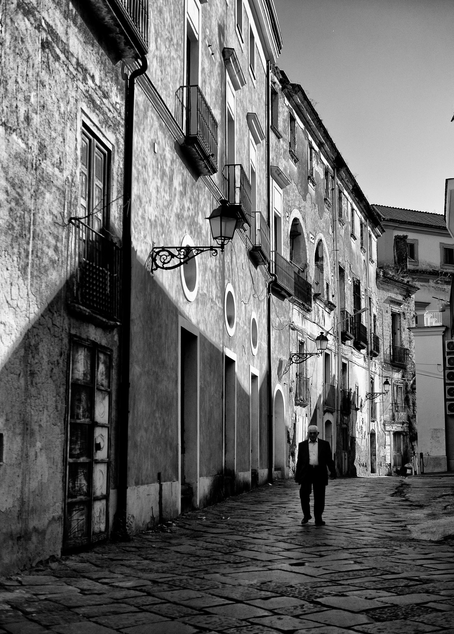 Olympus OM-D E-M5 II + Panasonic Leica DG Summilux 25mm F1.4 II ASPH sample photo. Street of naples #11 photography