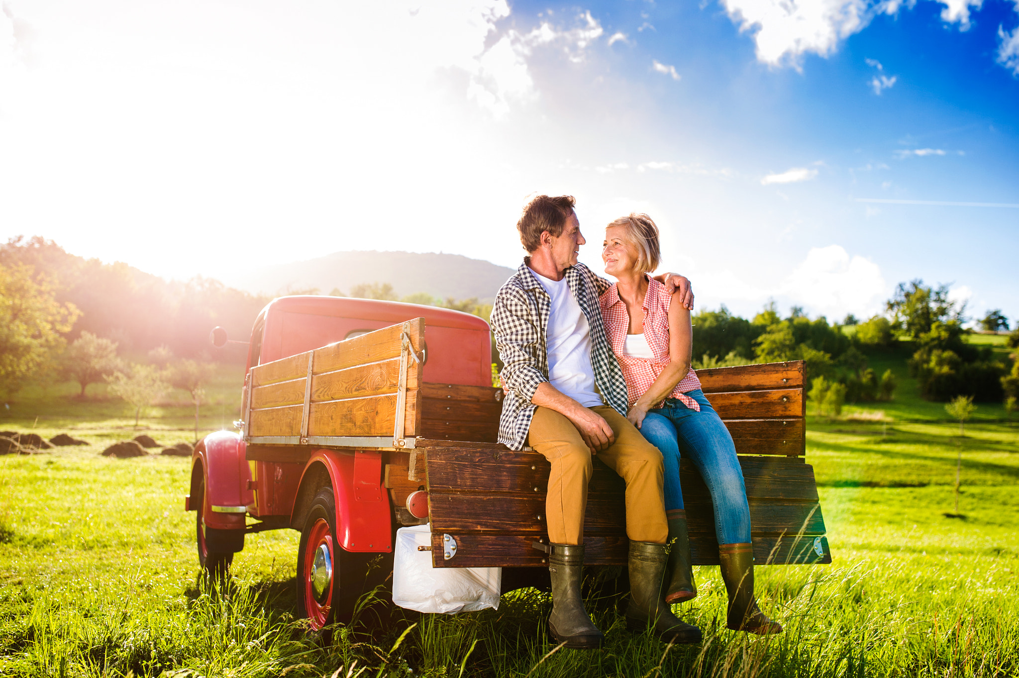 Nikon D4S + Sigma 35mm F1.4 DG HSM Art sample photo. Senior couple sitting in back of red pickup truck photography