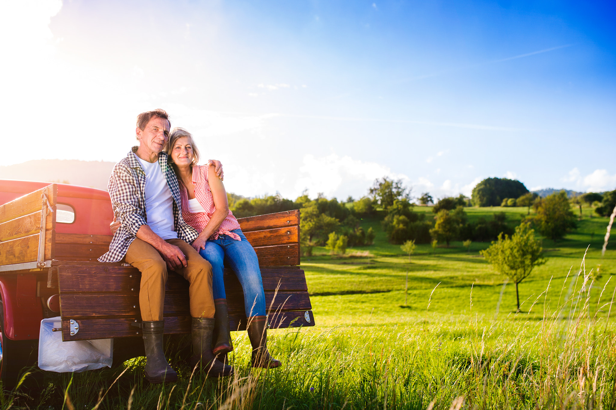 Nikon D4S + Sigma 35mm F1.4 DG HSM Art sample photo. Senior couple sitting in back of red pickup truck photography