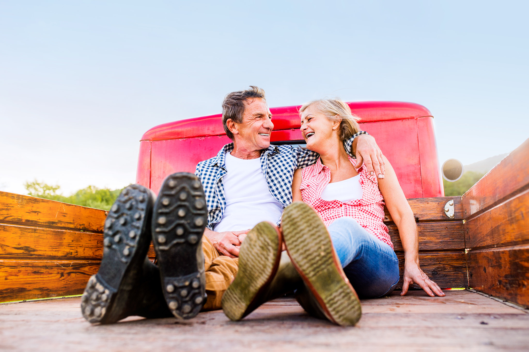 Nikon D4S + Sigma 35mm F1.4 DG HSM Art sample photo. Senior couple sitting in back of red pickup truck photography