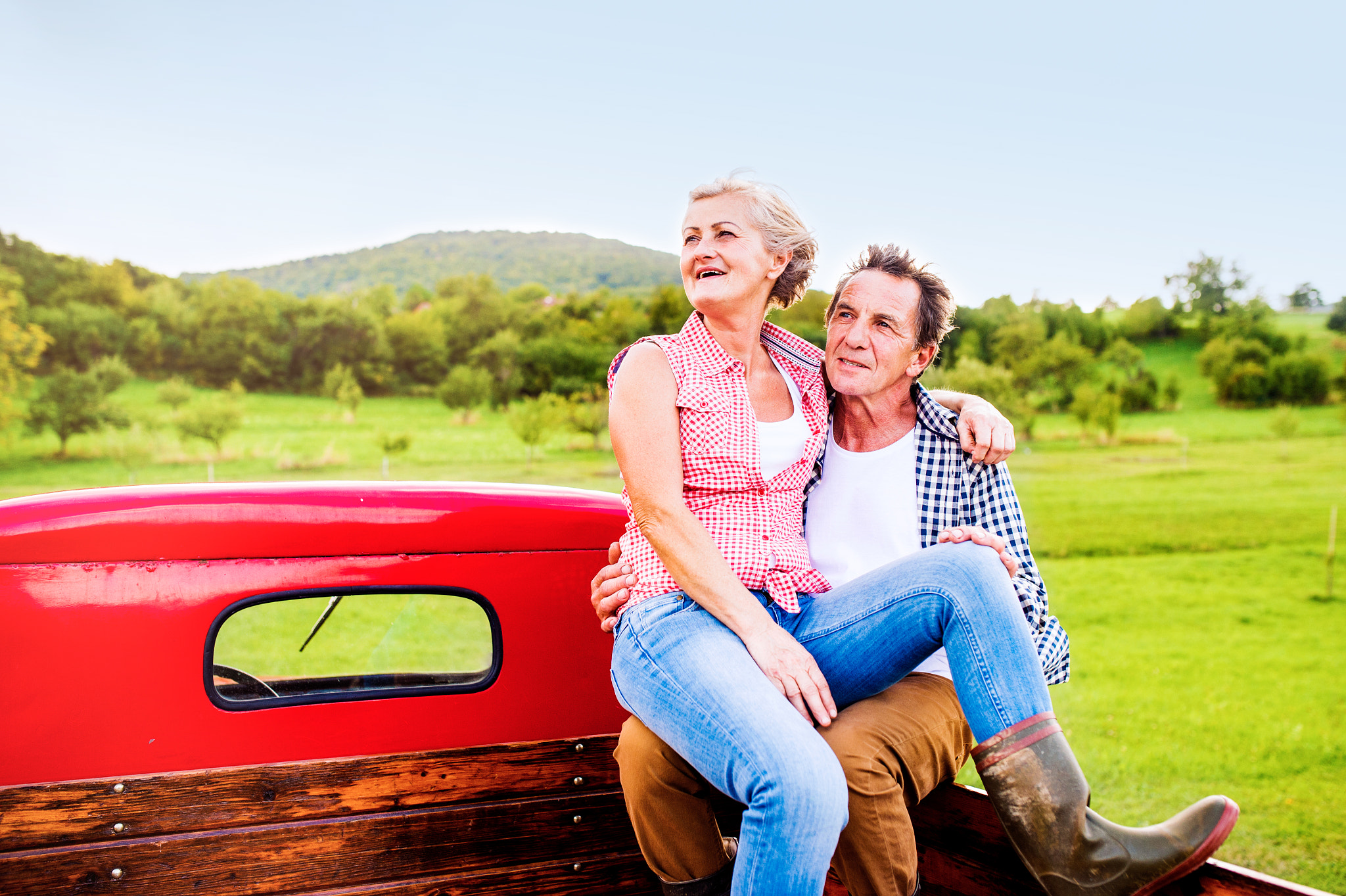 Nikon D4S + Sigma 35mm F1.4 DG HSM Art sample photo. Senior couple sitting in back of red pickup truck photography