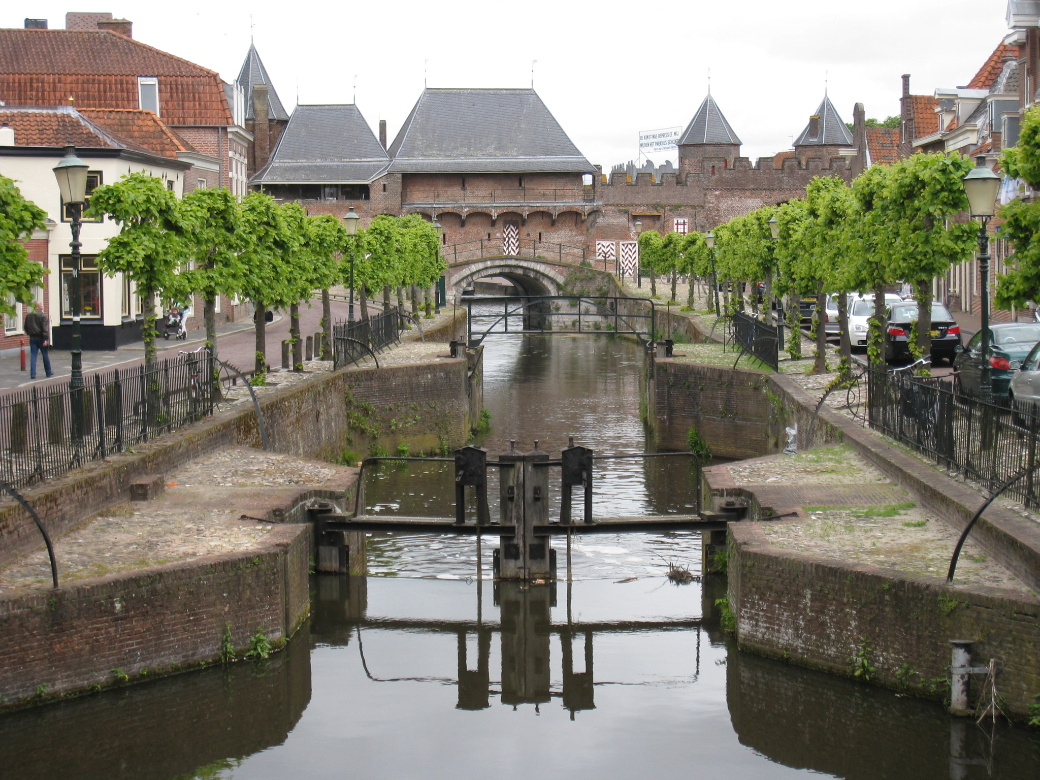 Canon DIGITAL IXUS 860 IS sample photo. Amersfoort medieval entry gate for both road and canal. photography