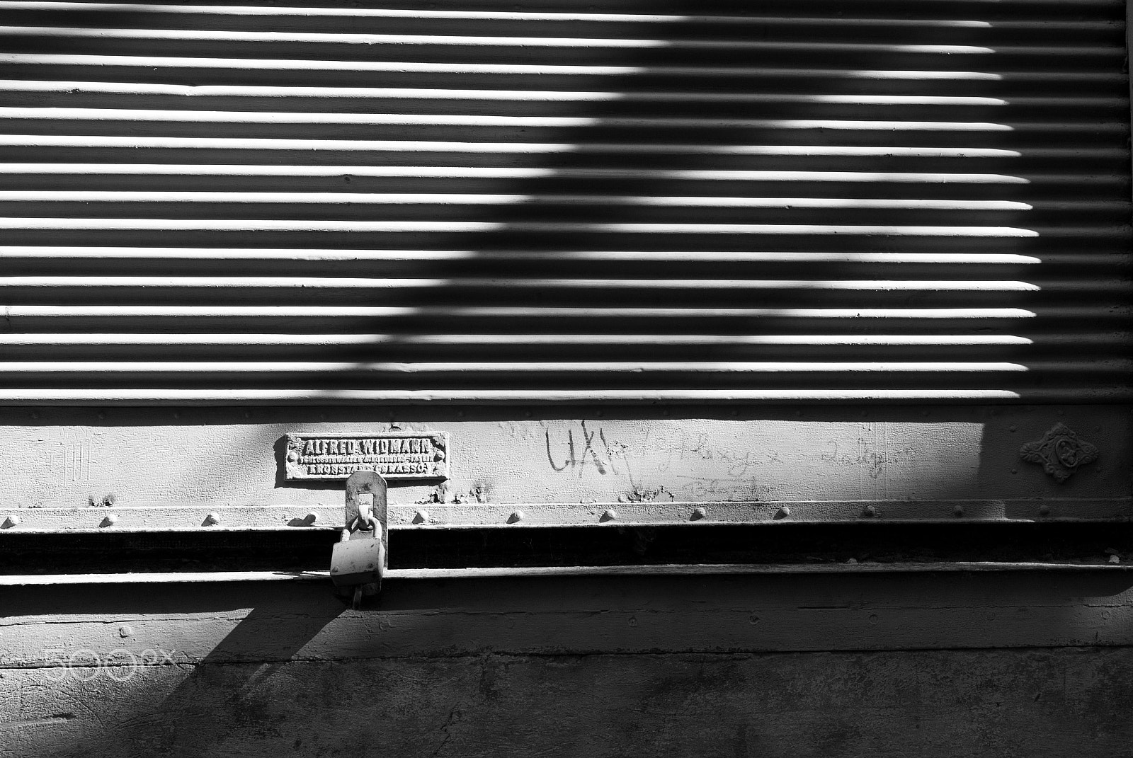 Pentax smc DA 17-70mm F4.0 AL (IF) SDM sample photo. Light falls on a curtain photography