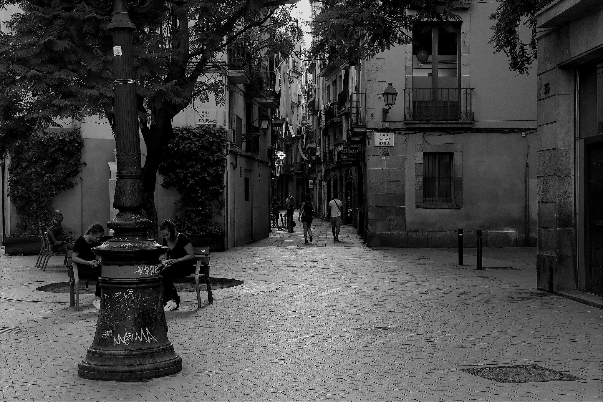 Canon EF 75-300mm F4.0-5.6 IS USM sample photo. Places de barcelona (pl. de la puntuall) photography