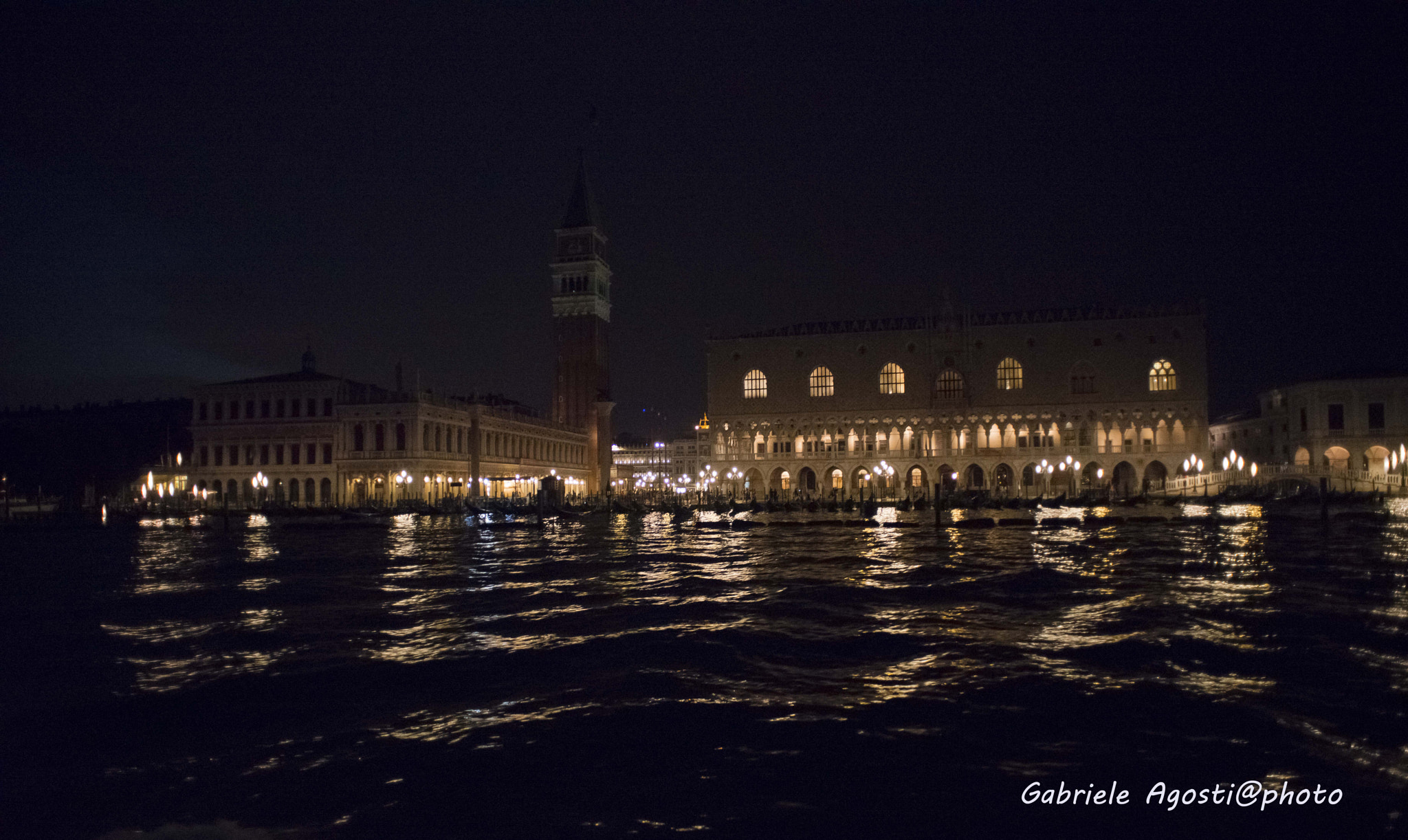 Nikon D800 + Nikon AF Nikkor 20mm F2.8D sample photo. Venezia in notturna photography