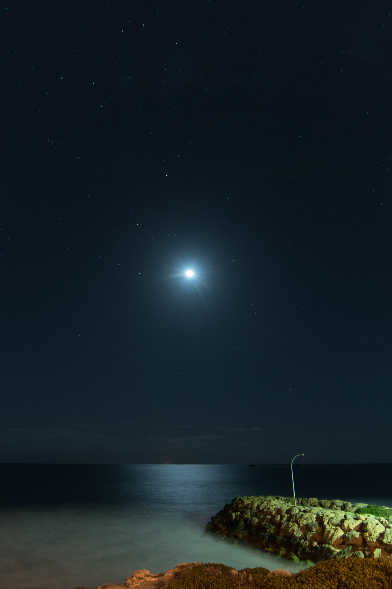 Samyang 14mm F2.8 ED AS IF UMC sample photo. Moon on a clear night photography