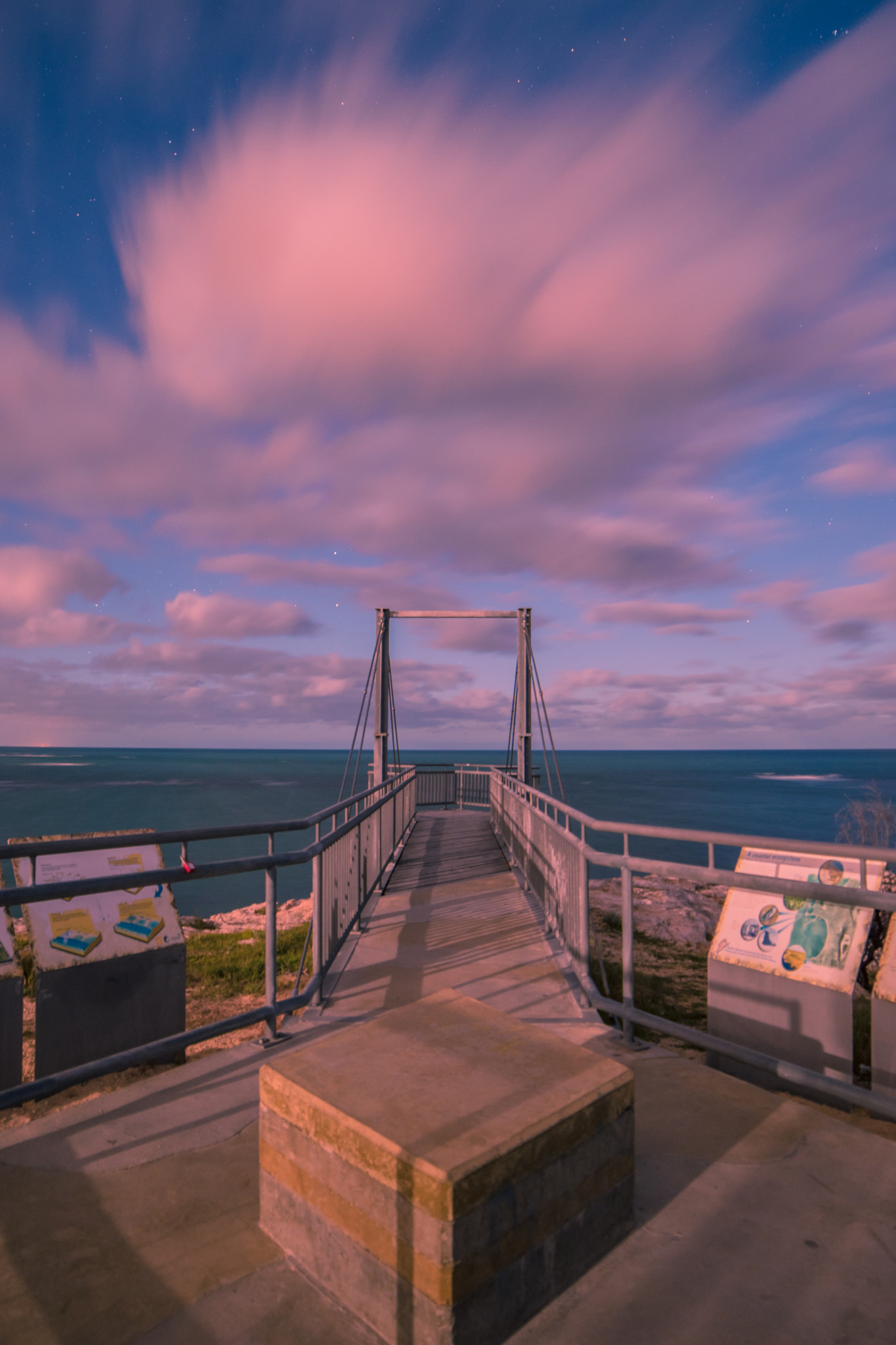 Samyang 14mm F2.8 ED AS IF UMC sample photo. Point peron at night photography