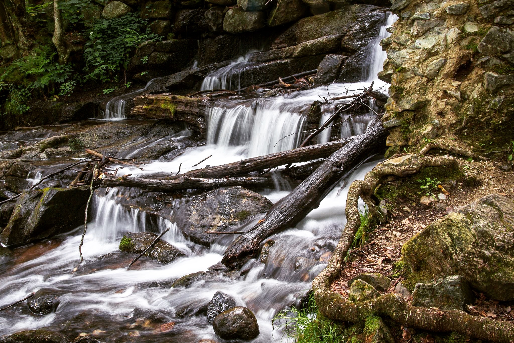 Canon EOS 60D + Sigma 18-50mm f/2.8 Macro sample photo. Waterfalls in gatineau park photography