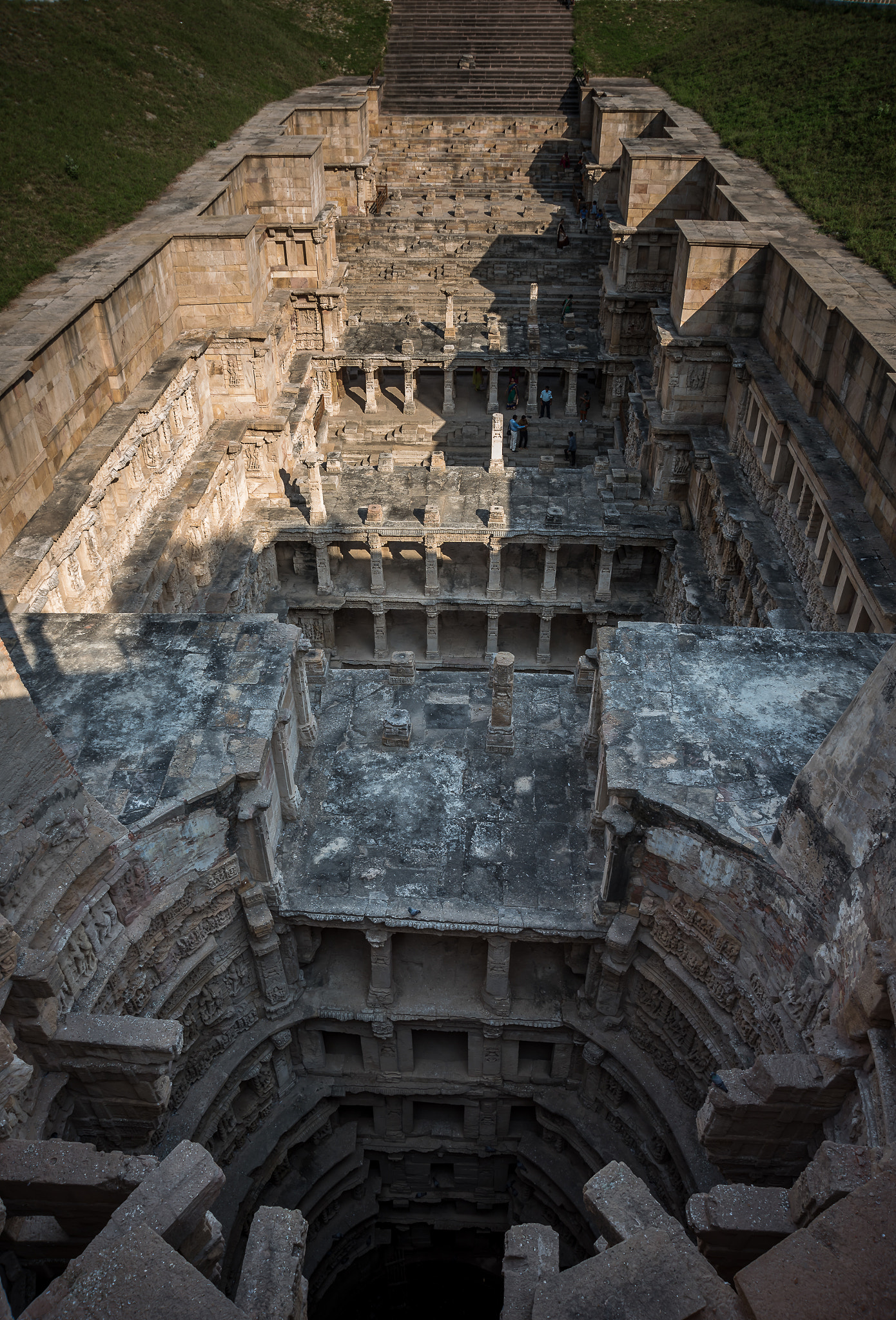Nikon AF Nikkor 24-85mm F2.8-4D IF sample photo. Queen’s stepwell photography