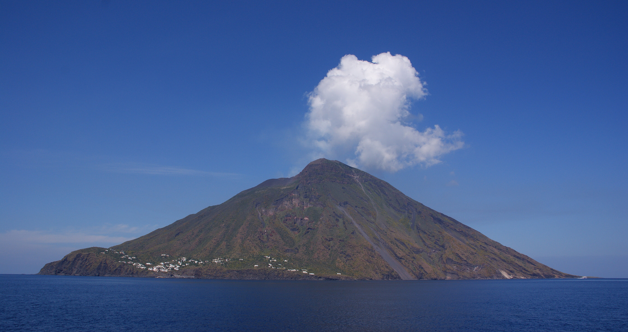 Sony Alpha DSLR-A350 + Sigma 18-200mm F3.5-6.3 DC sample photo. Volcanic island of stromboli, aeolian islands/ italy photography