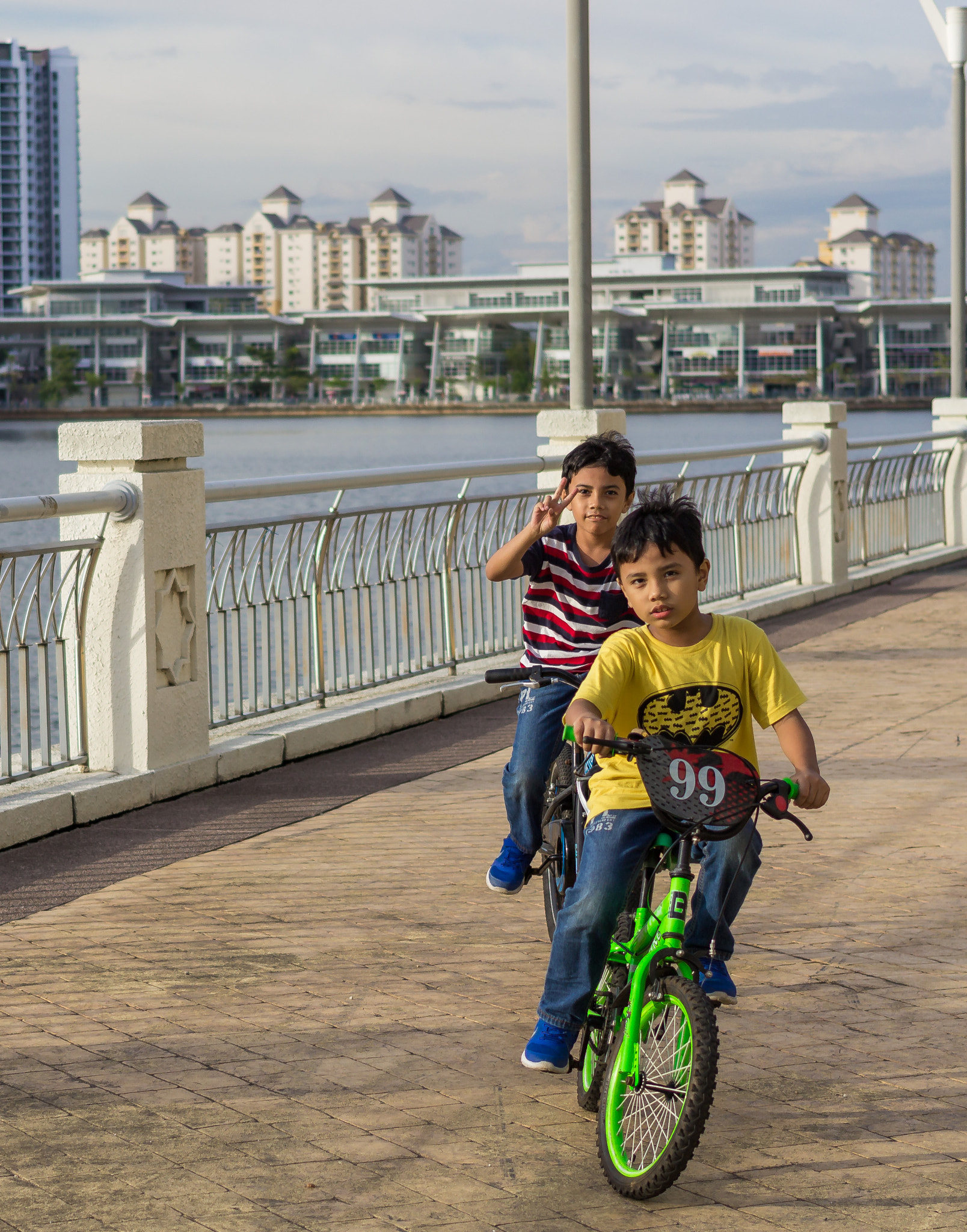 Canon EOS 1200D (EOS Rebel T5 / EOS Kiss X70 / EOS Hi) + Canon EF 40mm F2.8 STM sample photo. Kids on bike #1 photography