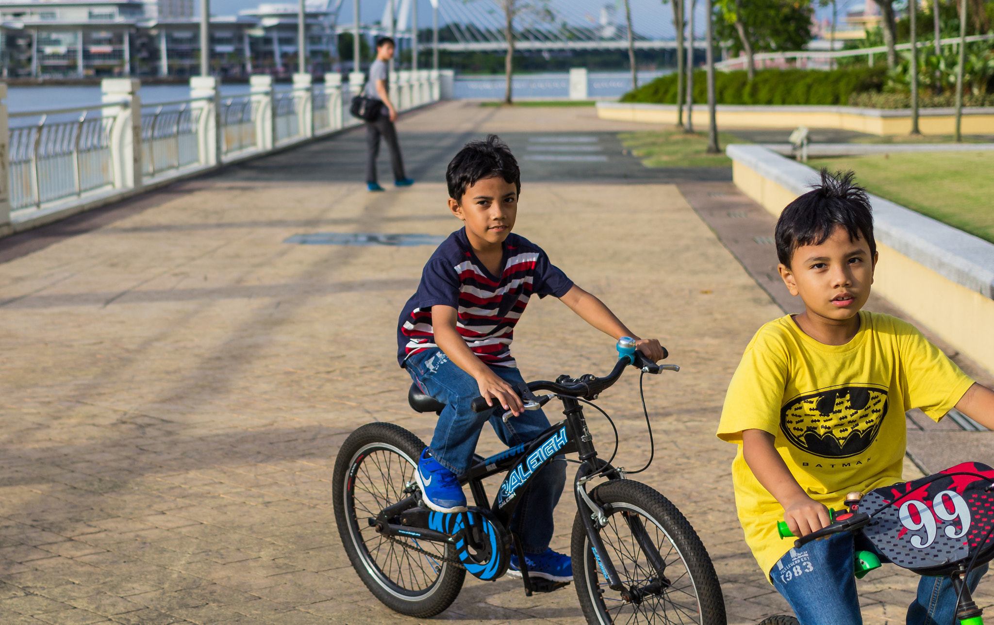 Canon EOS 1200D (EOS Rebel T5 / EOS Kiss X70 / EOS Hi) + Canon EF 40mm F2.8 STM sample photo. Kids on bike #2 photography