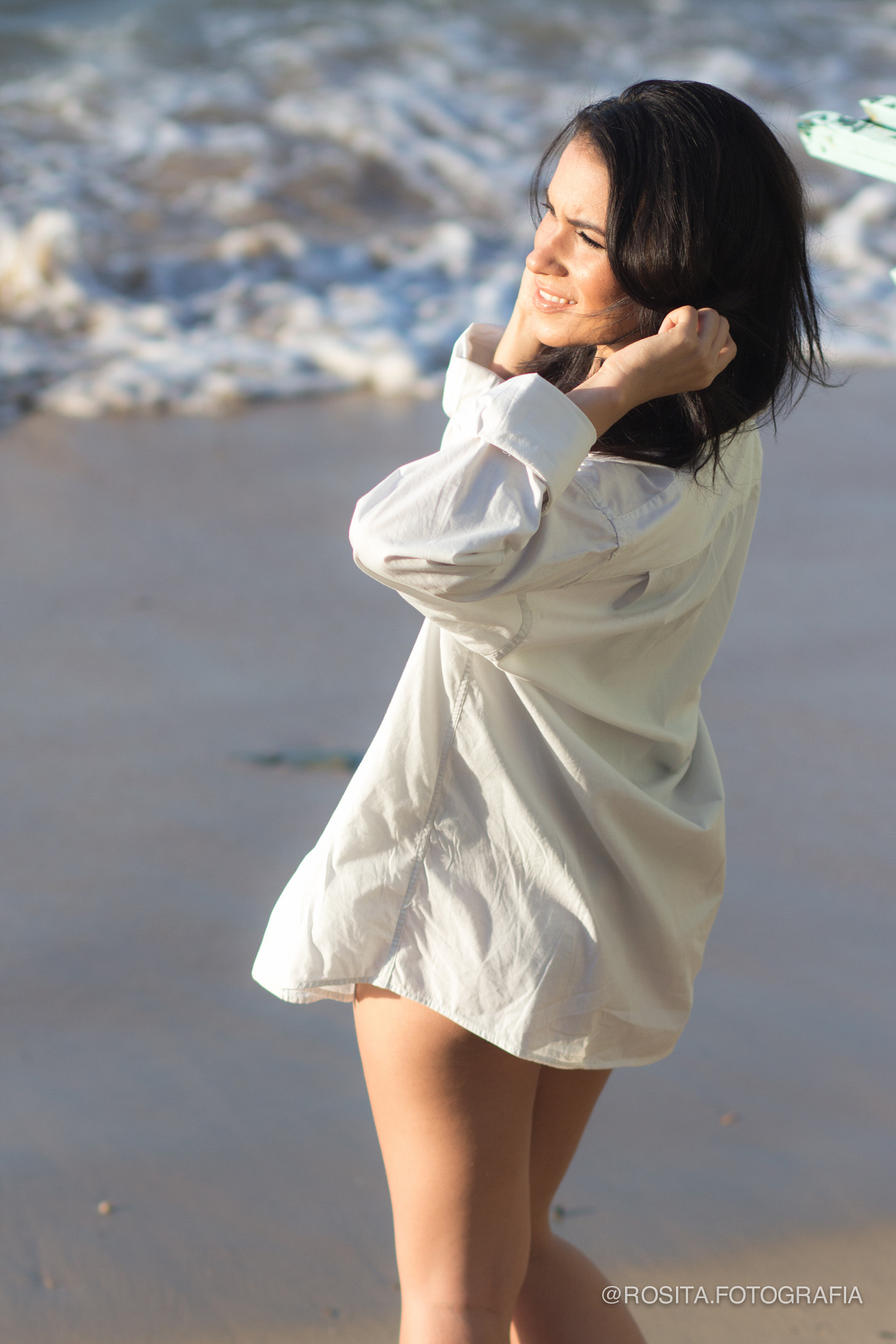 Canon EOS 650D (EOS Rebel T4i / EOS Kiss X6i) + Canon EF 85mm F1.8 USM sample photo. Walk on the beach photography