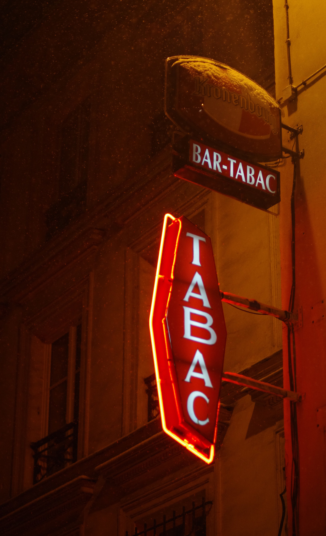 Pentax K-5 II + Pentax smc DA* 55mm F1.4 SDM sample photo. Winter in paris - tabac photography