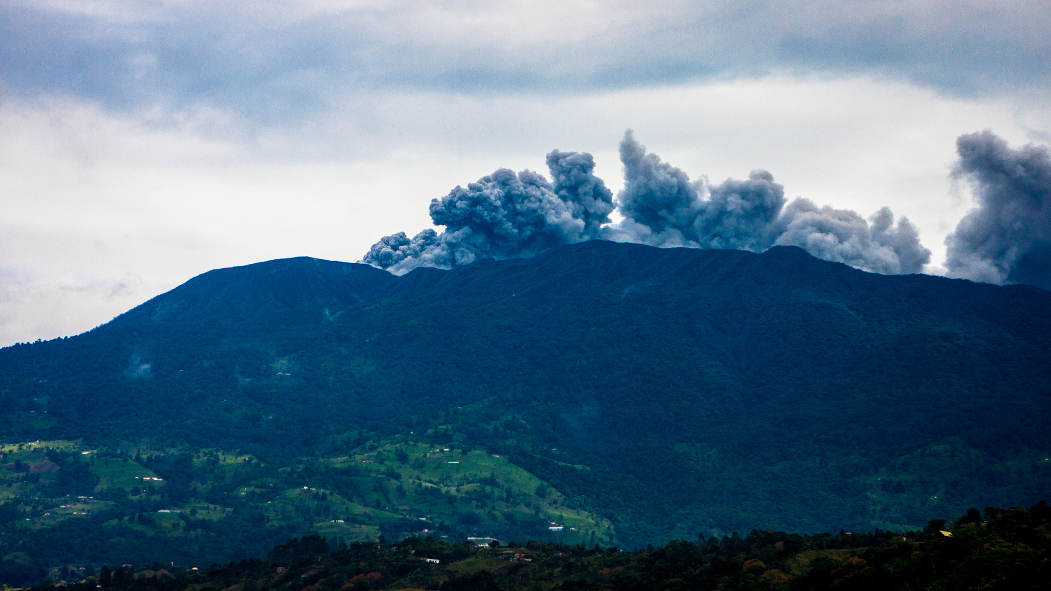 Canon EOS 500D (EOS Rebel T1i / EOS Kiss X3) + EF75-300mm f/4-5.6 sample photo. Turrialba volcano october 19th photography
