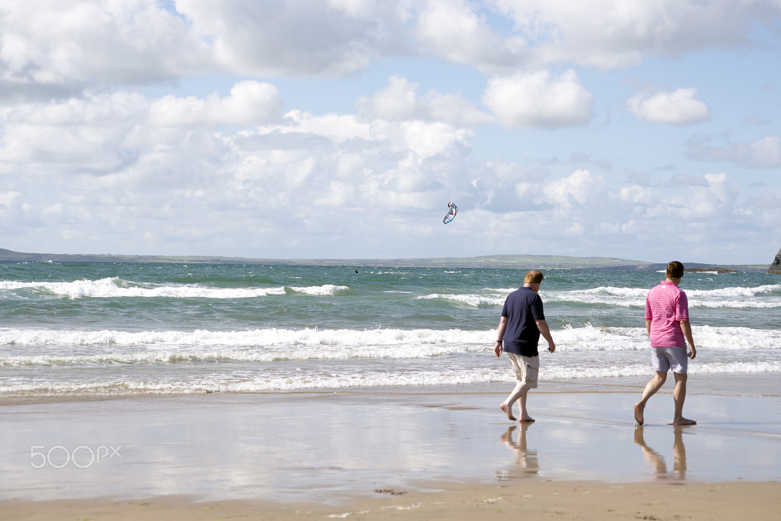 Sigma 70-300mm F4-5.6 APO DG Macro sample photo. Tourists watching kite surfe photography