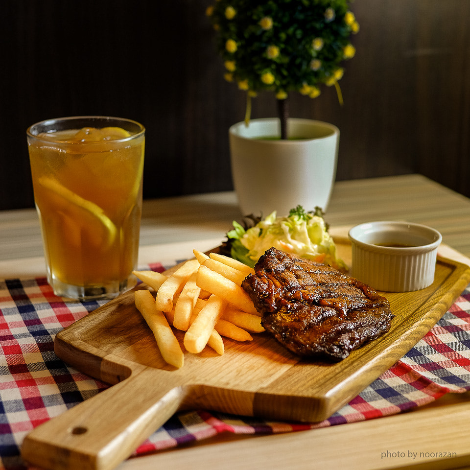 ZEISS Touit 32mm F1.8 sample photo. Steak photography