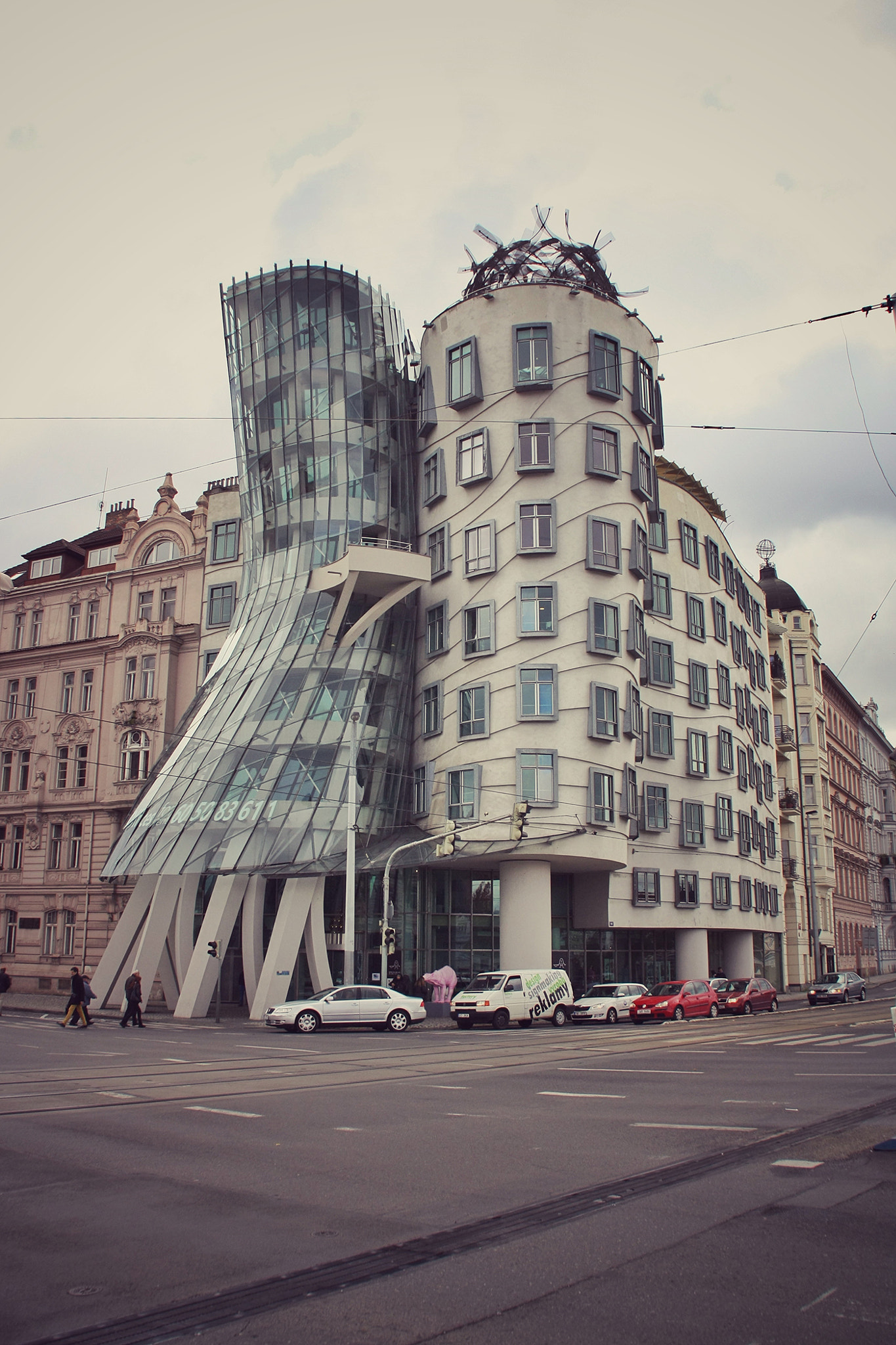 Canon EOS 1000D (EOS Digital Rebel XS / EOS Kiss F) sample photo. Dancing house photography