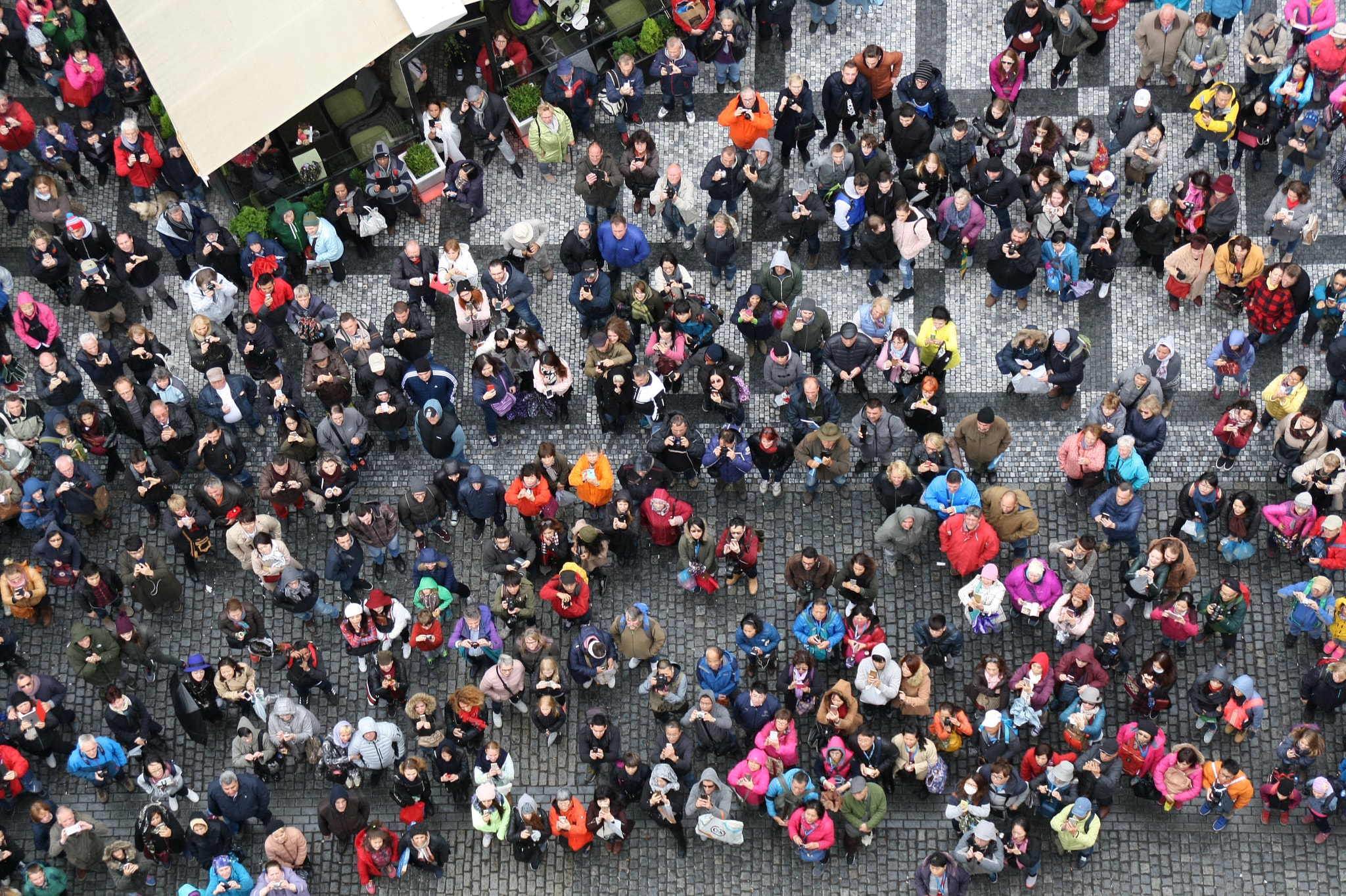 Canon EOS 1000D (EOS Digital Rebel XS / EOS Kiss F) sample photo. People waiting for clock's ring photography