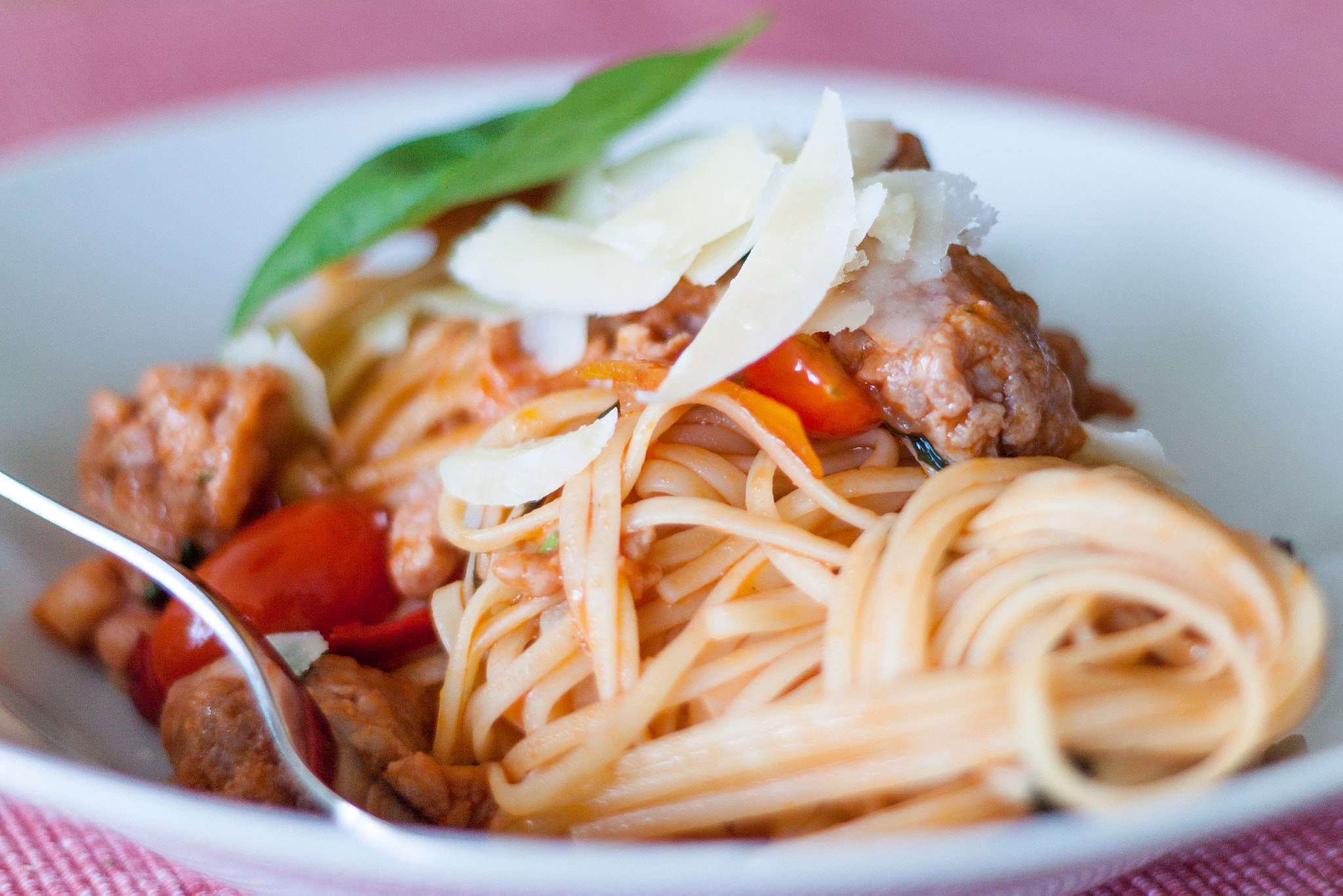Canon EOS 500D (EOS Rebel T1i / EOS Kiss X3) + Canon EF 50mm F1.8 II sample photo. Linguine with salsiccia photography