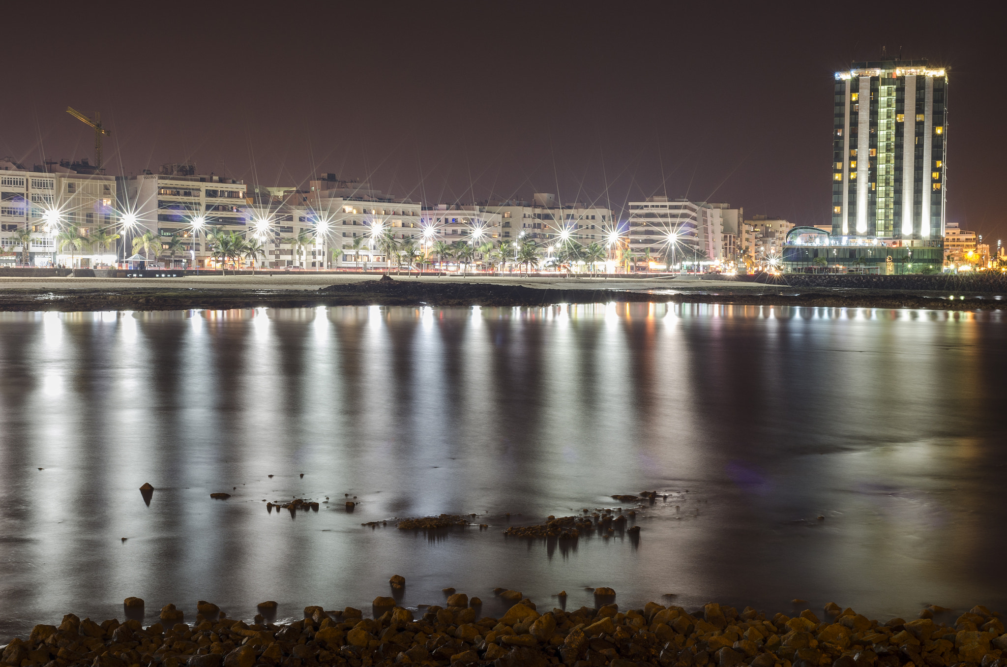 Nikon D7000 + Nikon AF Nikkor 35mm F2D sample photo. El gran hotel de arrecife photography