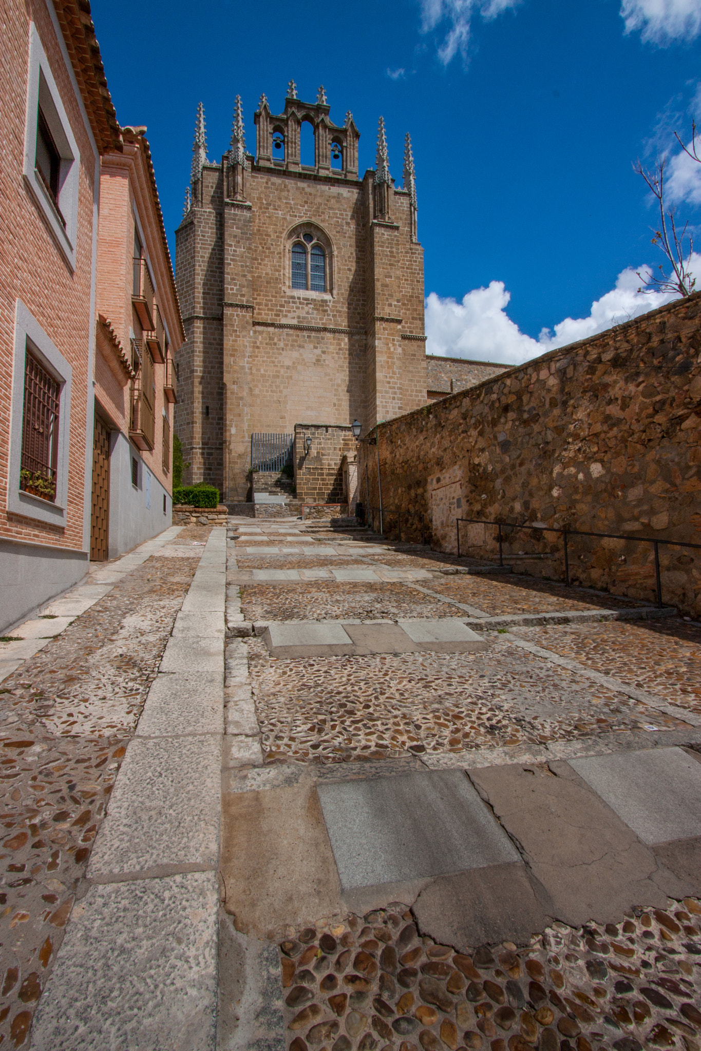 Canon EOS 450D (EOS Rebel XSi / EOS Kiss X2) sample photo. Pebbles and stone street, toledo, spain. photography