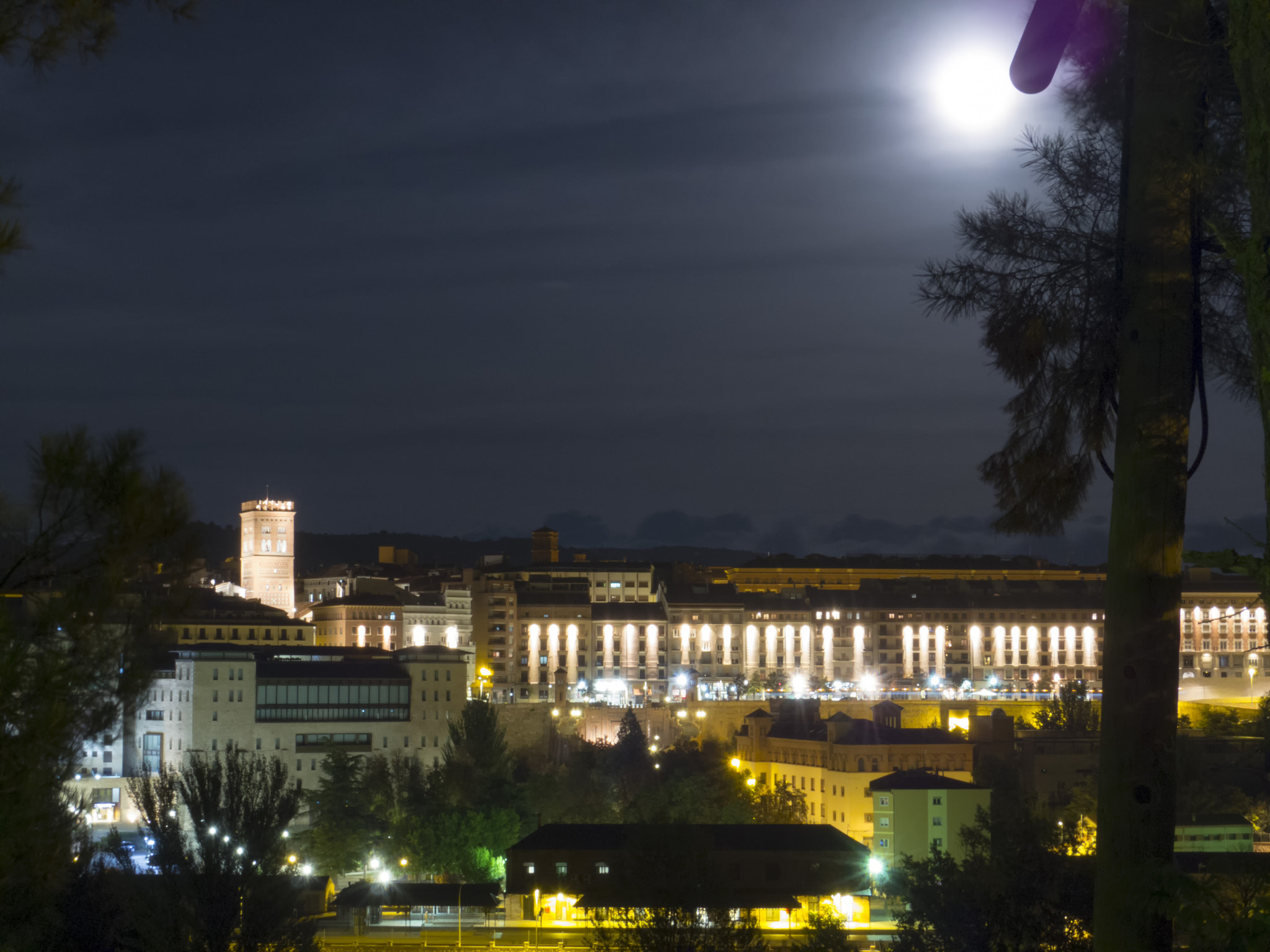 Pentax Q sample photo. Full moon teruel photography