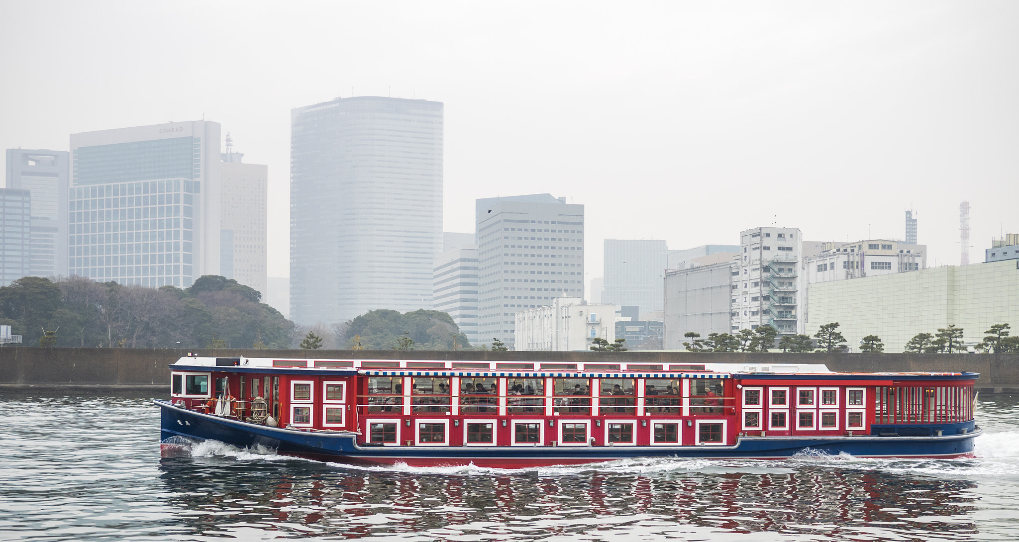 Olympus OM-D E-M1 + Panasonic Lumix G 20mm F1.7 ASPH sample photo. Tokyo boats on the river photography