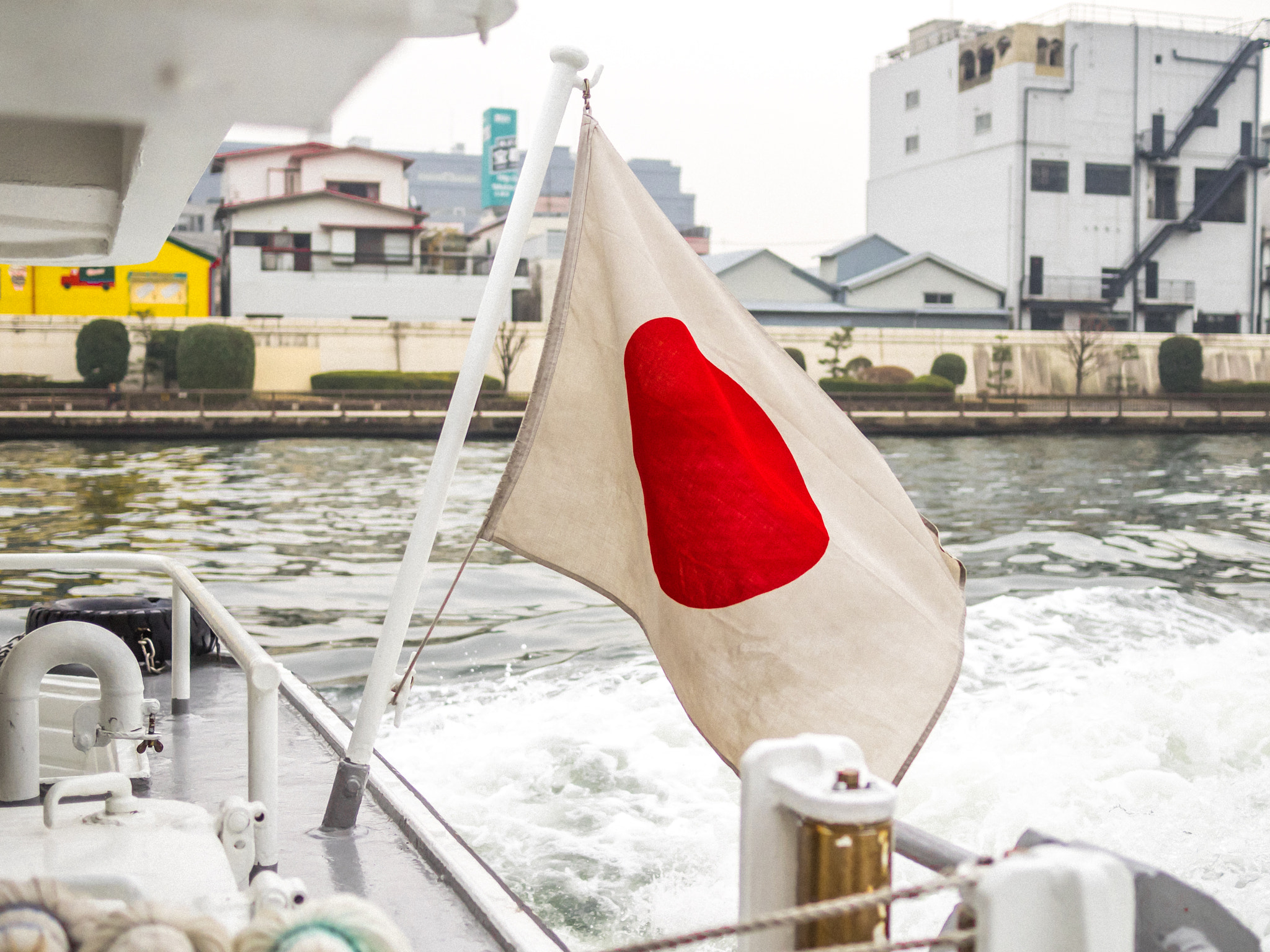 Olympus OM-D E-M1 + Panasonic Lumix G 20mm F1.7 ASPH sample photo. A japanese flag on the river in tokyo photography