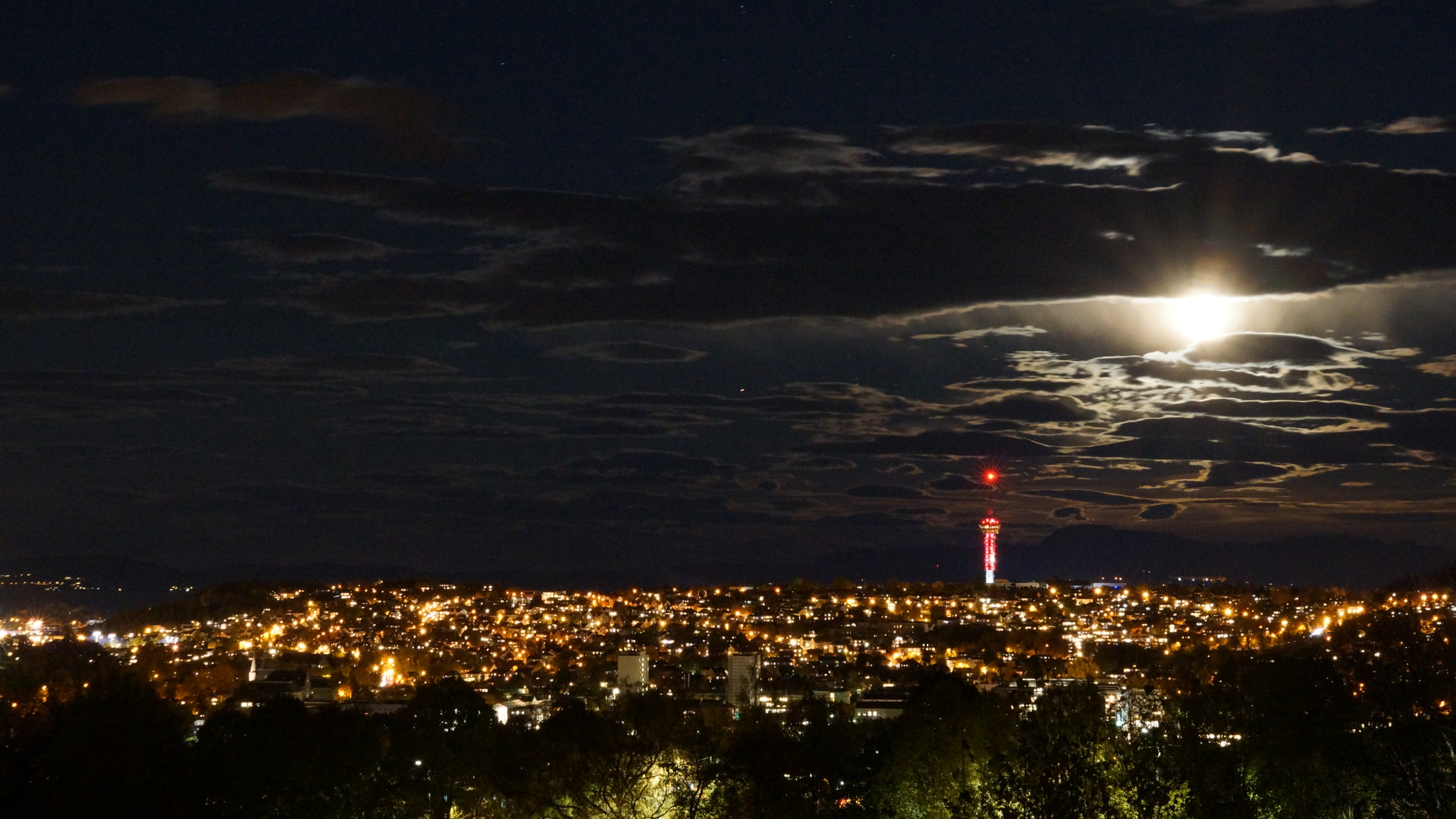 Sony DT 55-200mm F4-5.6 SAM sample photo. Trondheim by night photography