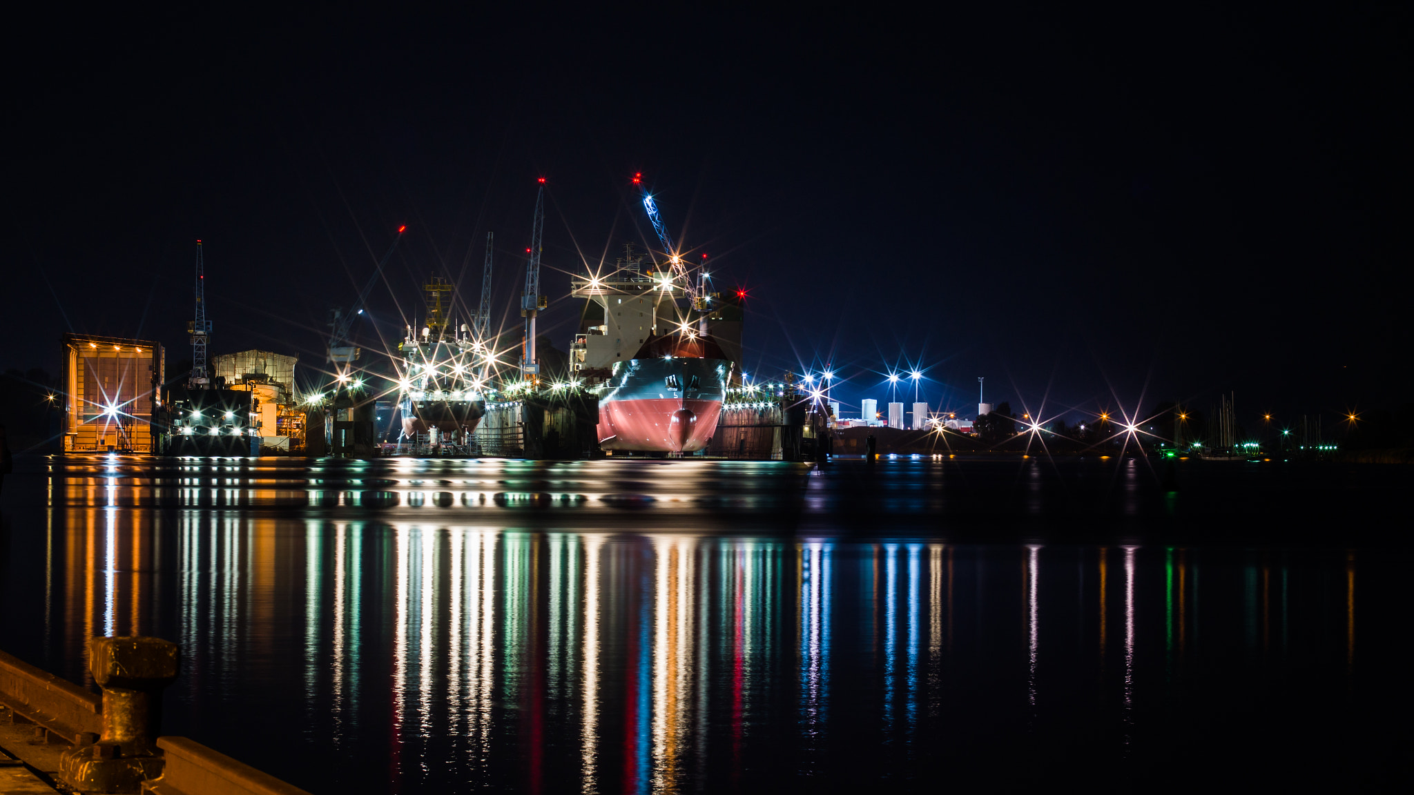 Tokina 80-400mm F4.5-5.6 AT-X AF II 840 sample photo. Shipyard bremerhaven @ night photography